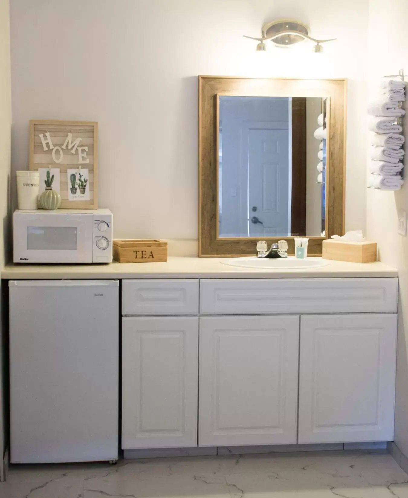 Kitchen/Kitchenette in Christina Lake Motel and RV Park