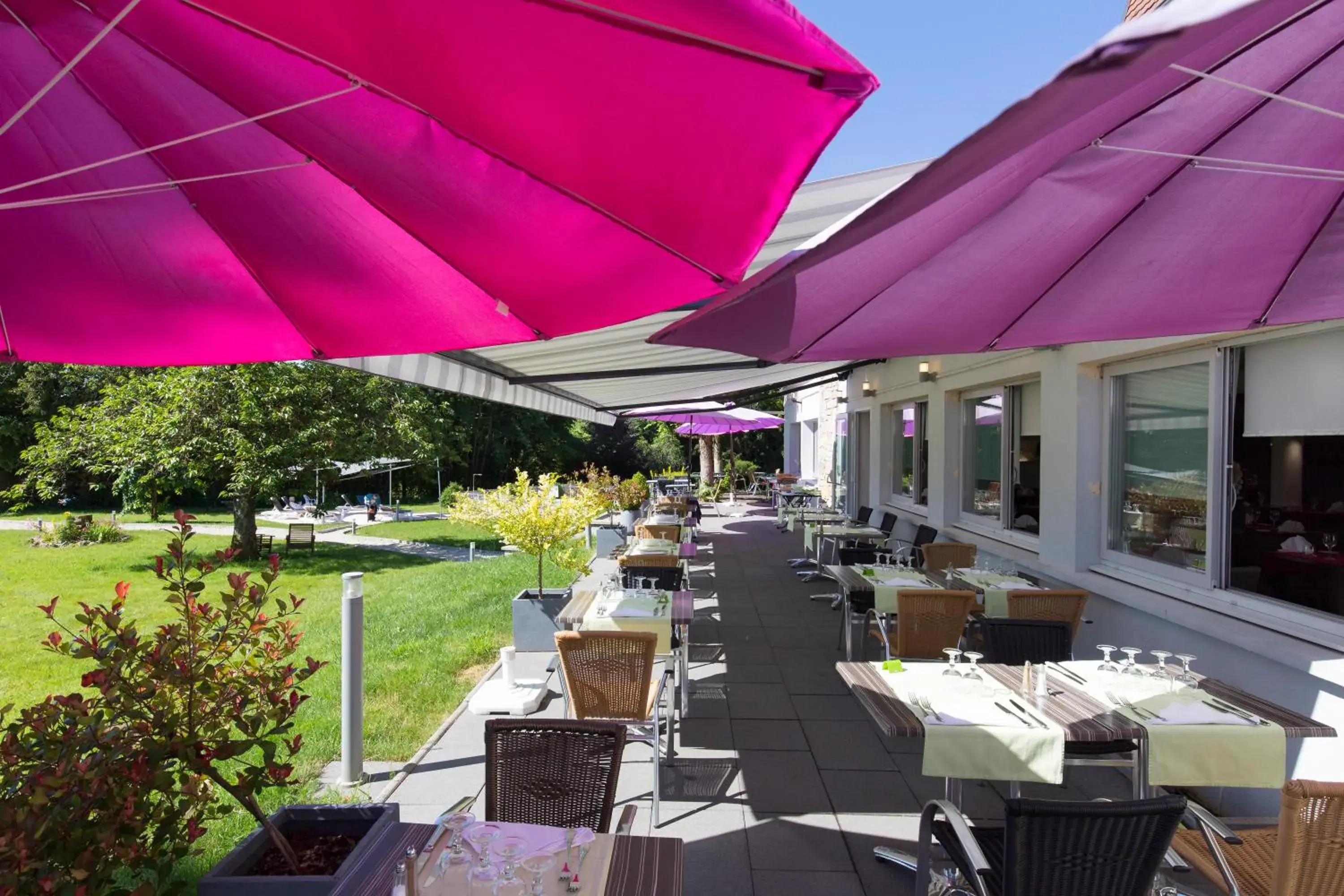 Patio, Restaurant/Places to Eat in Logis Hotel Restaurant Spa Beau Site