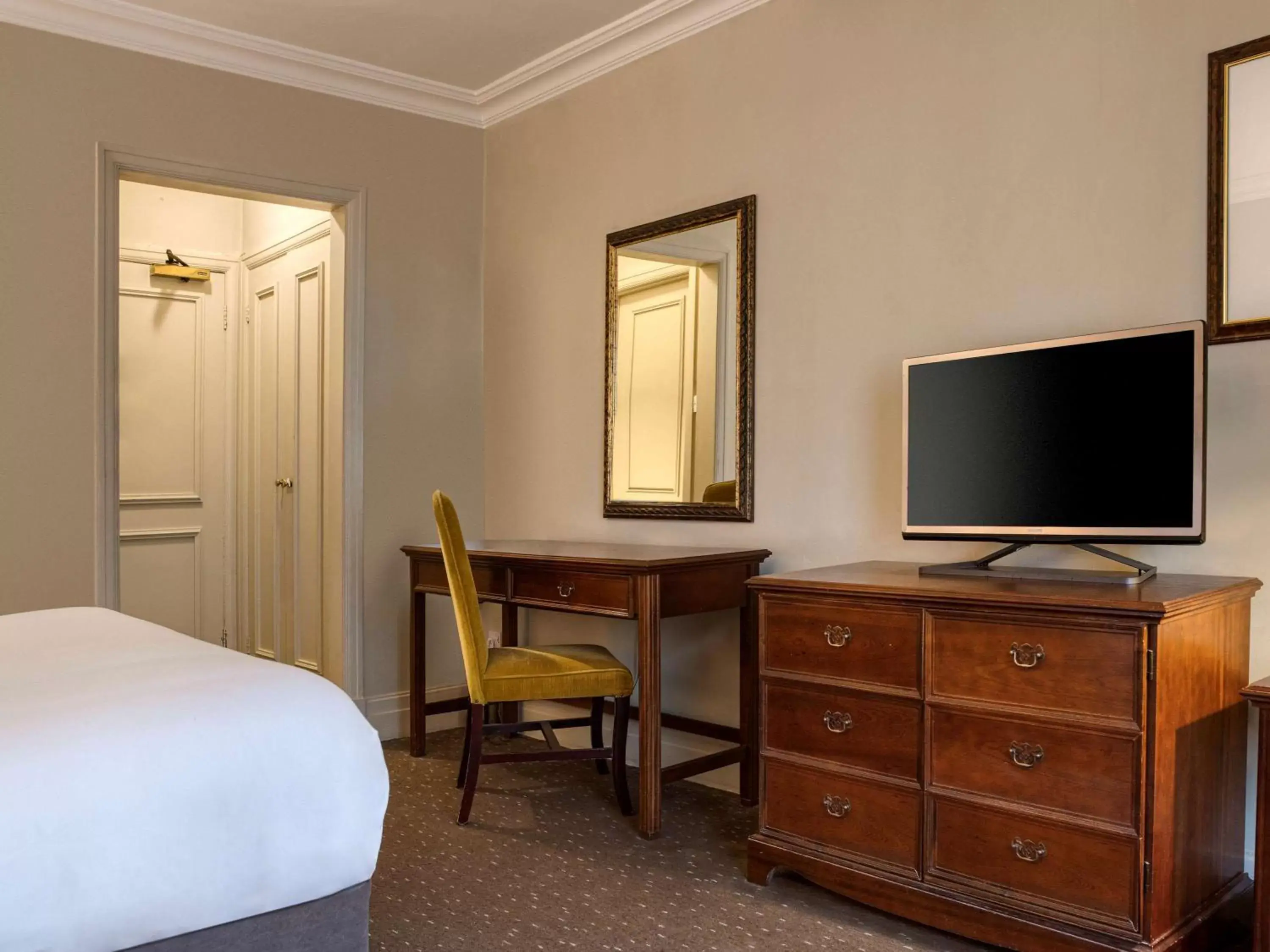 Bedroom, TV/Entertainment Center in Mercure Winchester Wessex Hotel