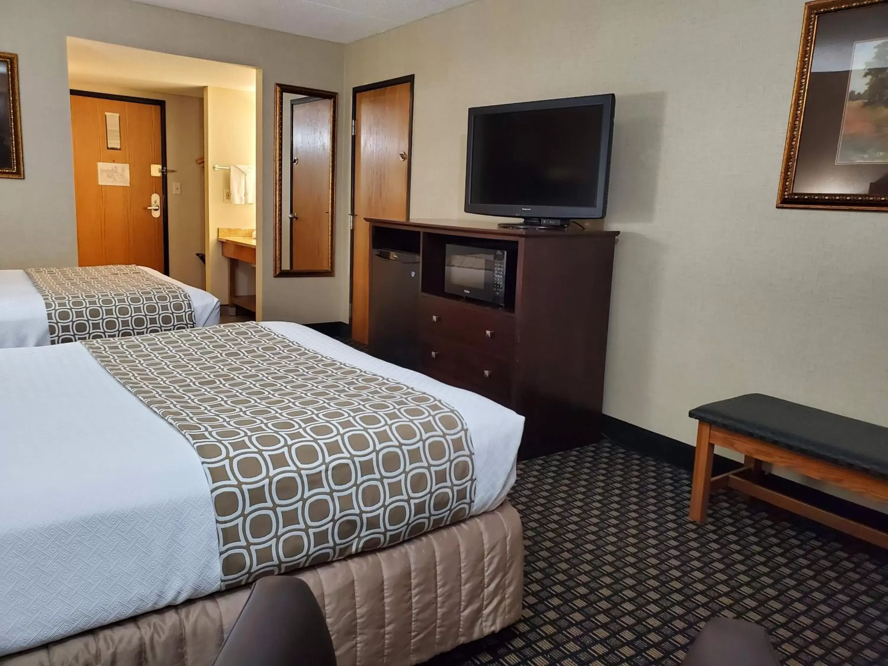 Lower Floor Queen Room - Pool Side in Ramkota Hotel Pierre Lower Floor Queen Room - Pool Side in Ramkota Hotel Pierre