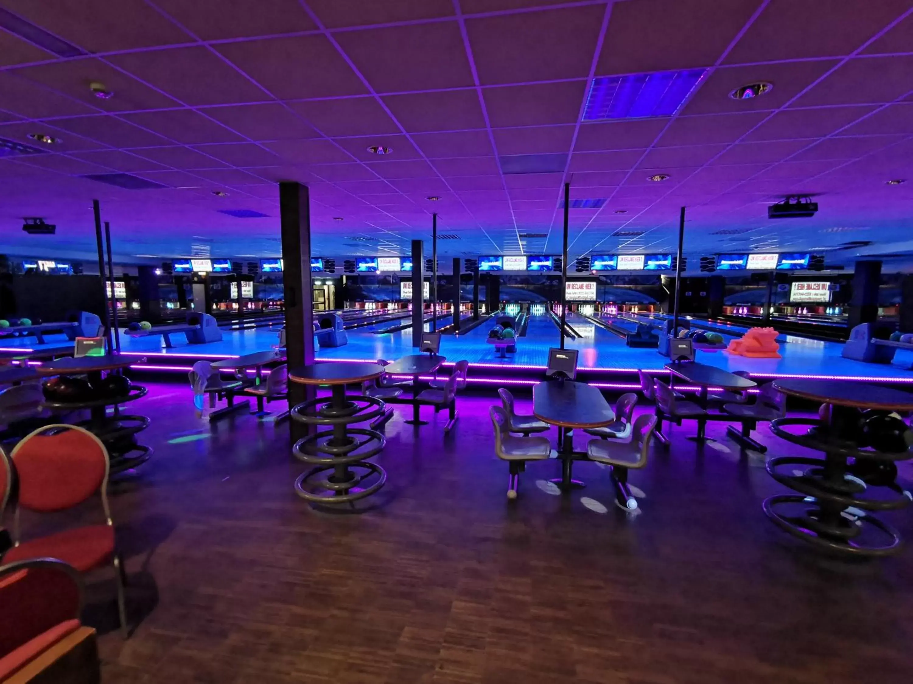 Bowling, Swimming Pool in Hotel Den Helder