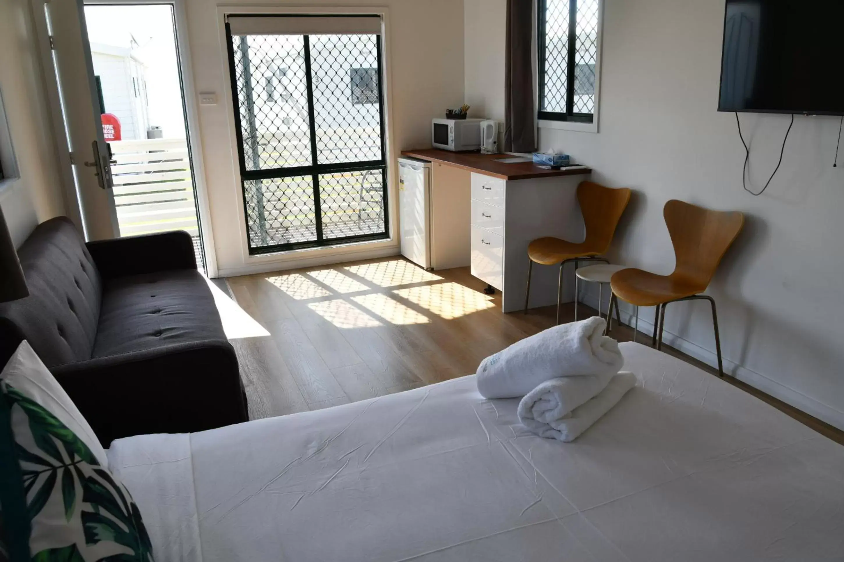 Photo of the whole room, Bed in Lakeside Inn Wollongong