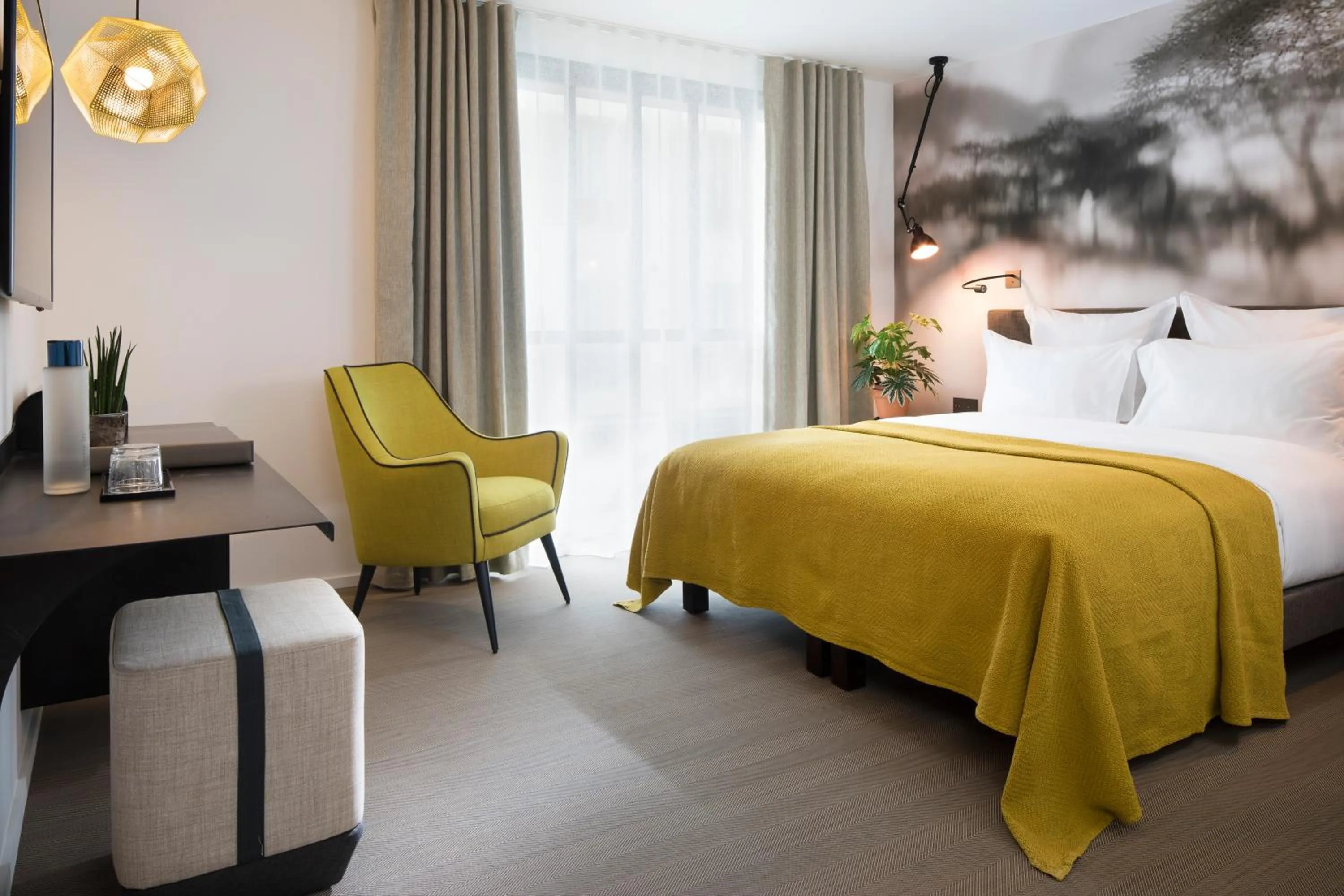 Photo of the whole room, Bed in Hôtel Les Deux Girafes