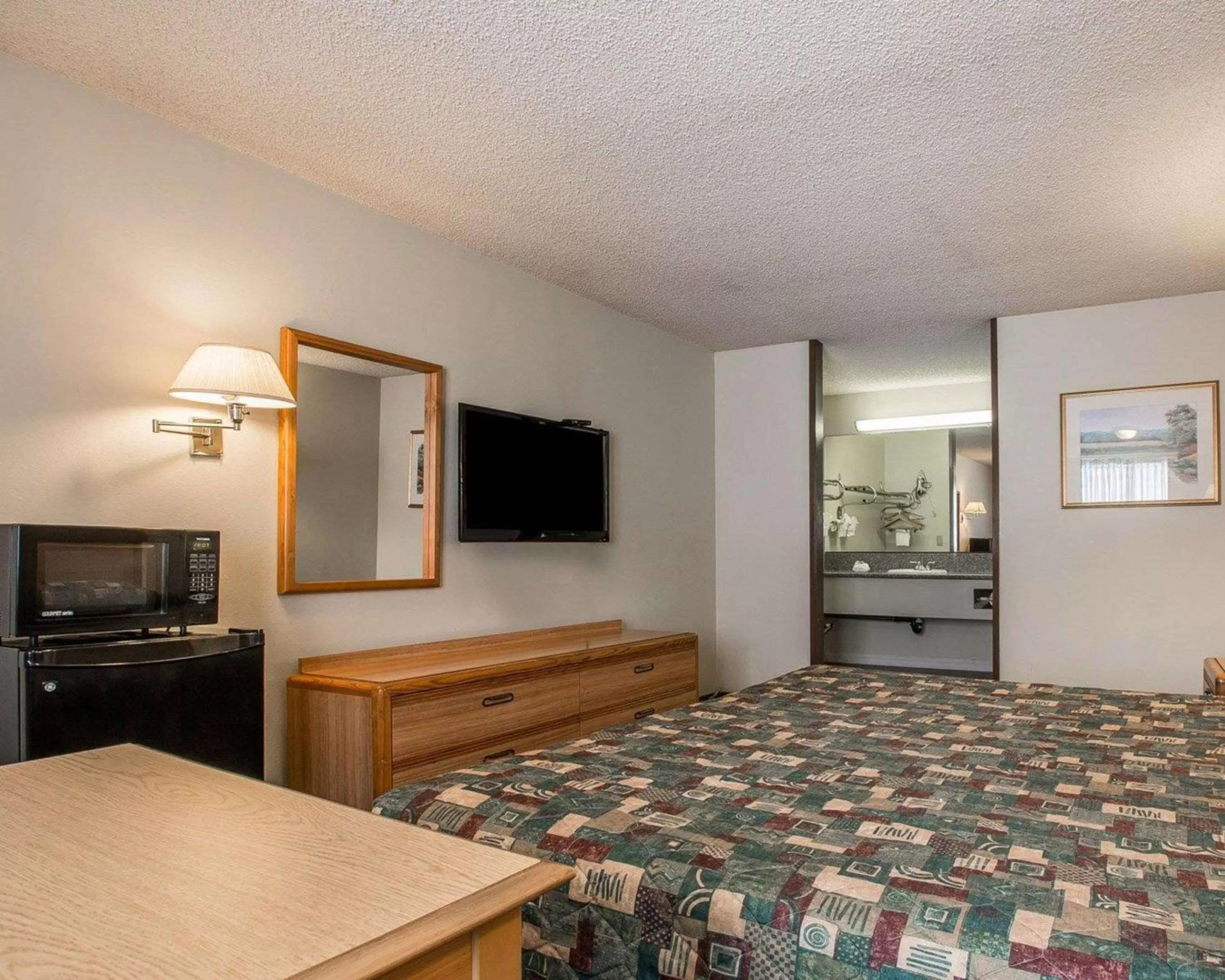 Bedroom, Bed in Palm Inn Hotel near Tyler Mall Riverside