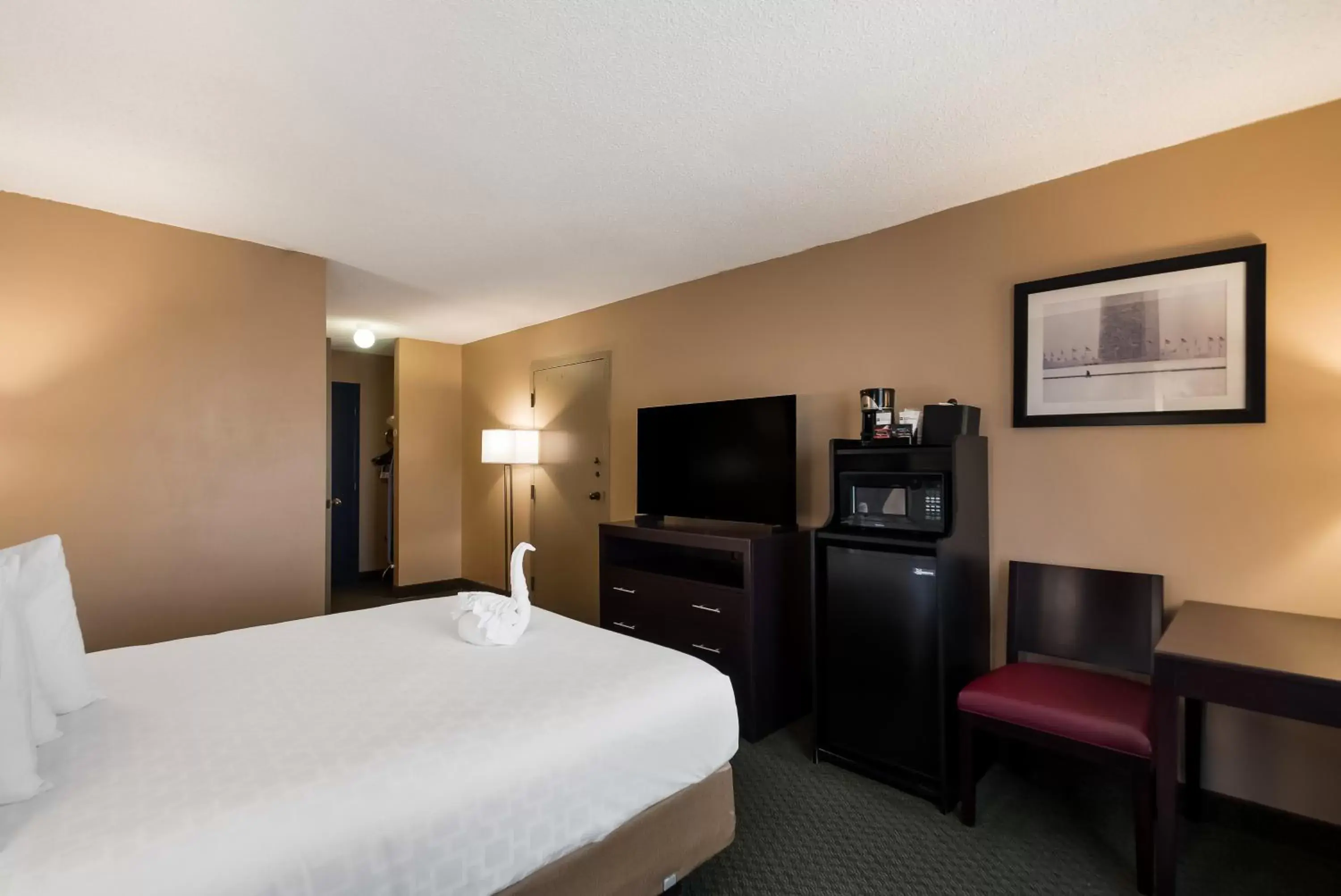 Bed, TV/Entertainment Center in Best Western Springfield