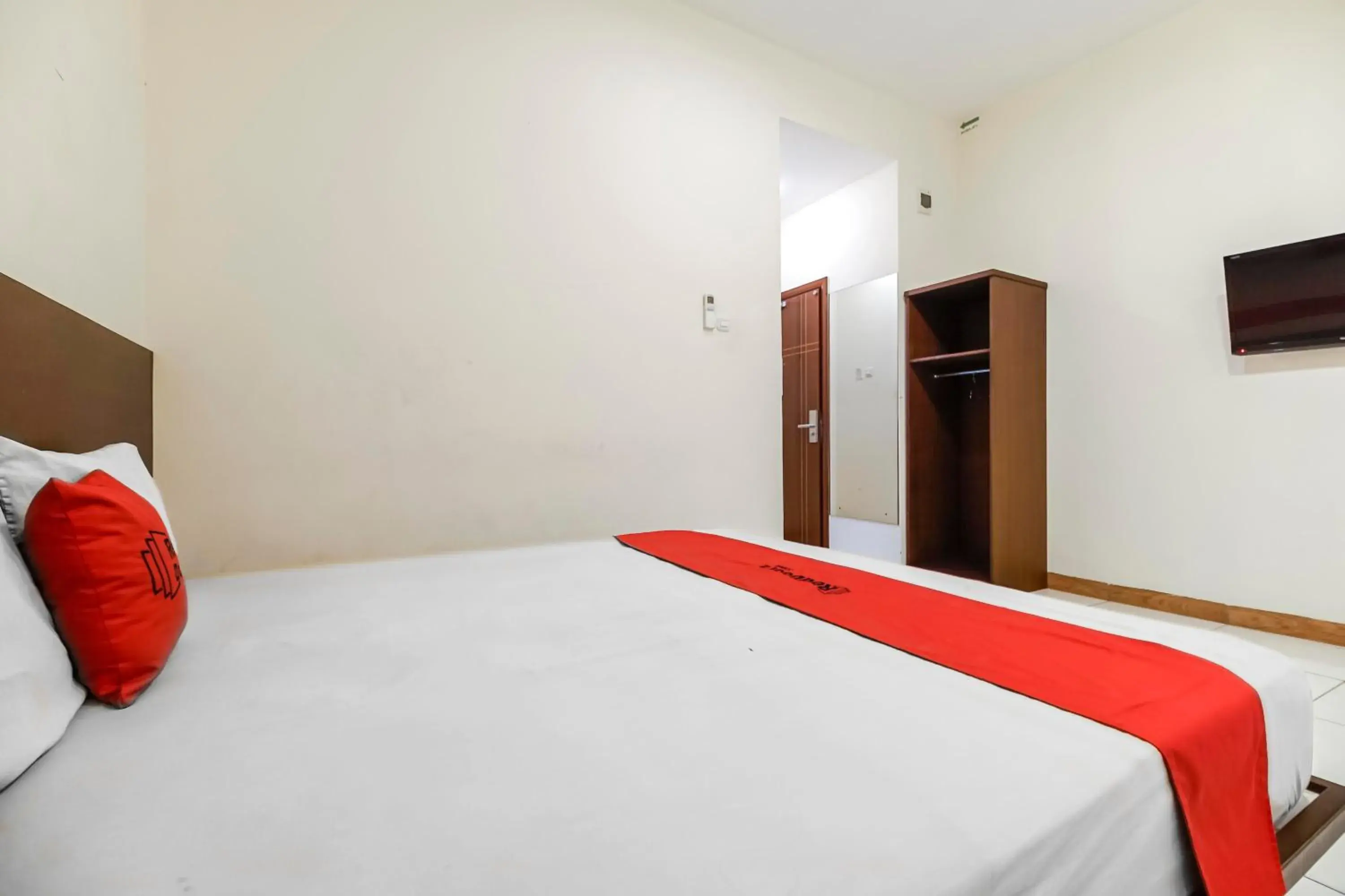 Bedroom, Bed in RedDoorz Plus @ Karebosi Area 2