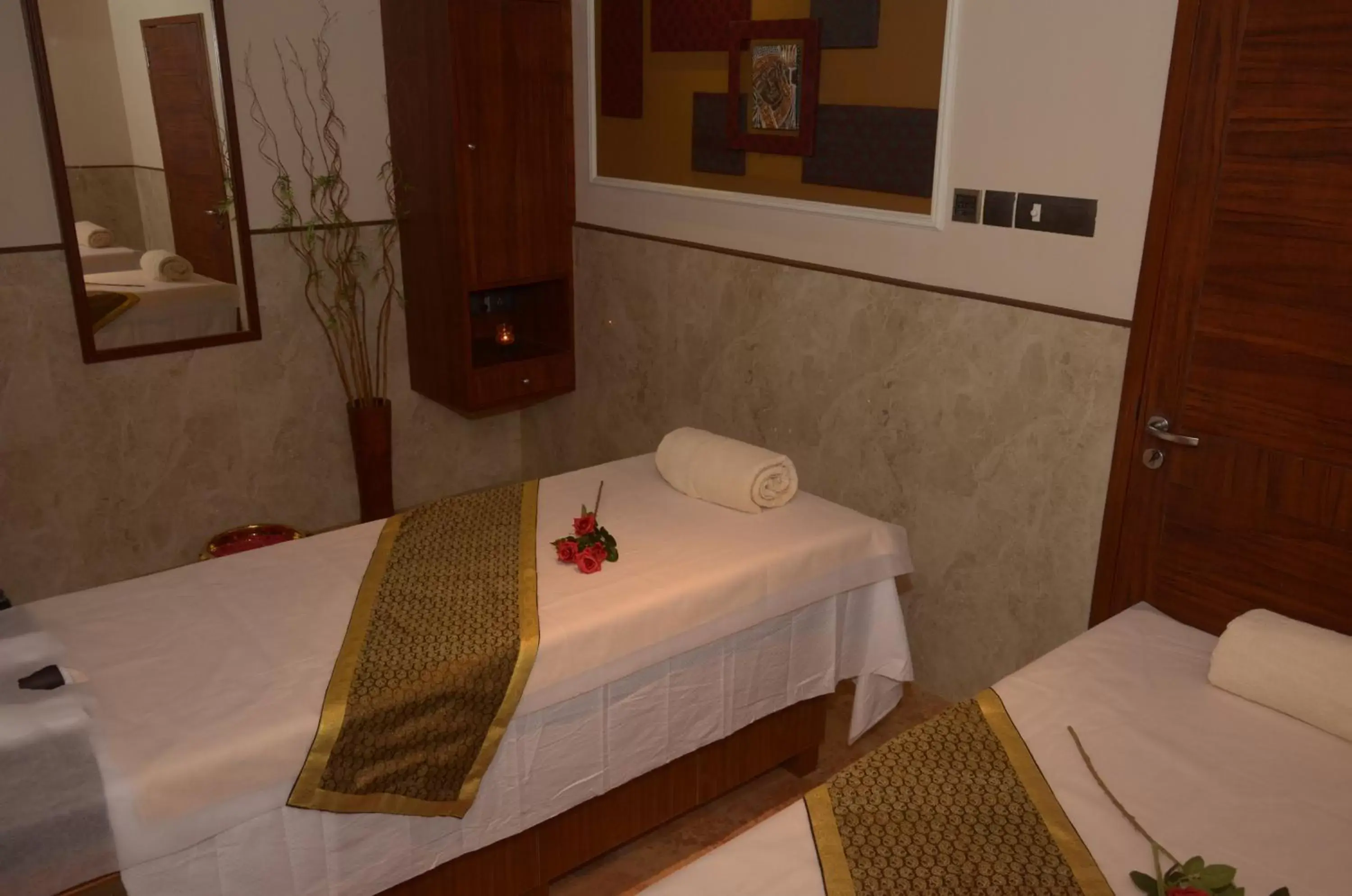 Area and facilities, Bed in Ramada Plaza Chennai