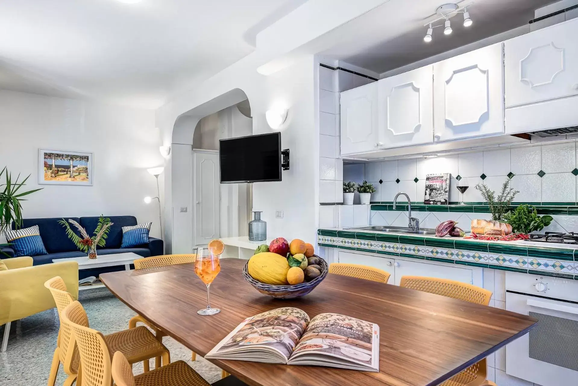 Kitchen or kitchenette, Dining Area in Gocce Di Capri Resort