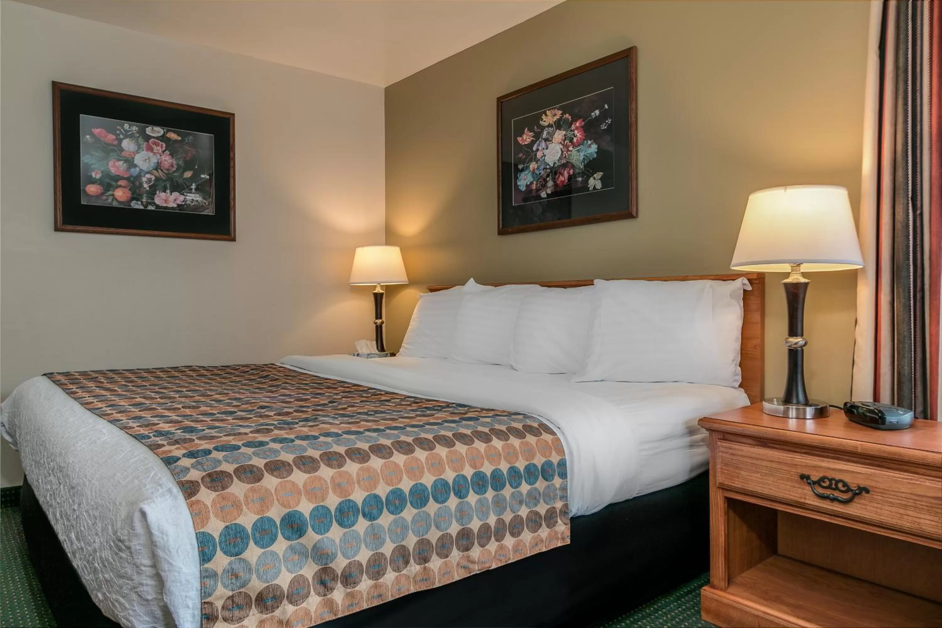 Photo of the whole room, Bed in Courtesy Inn Downtown Eugene