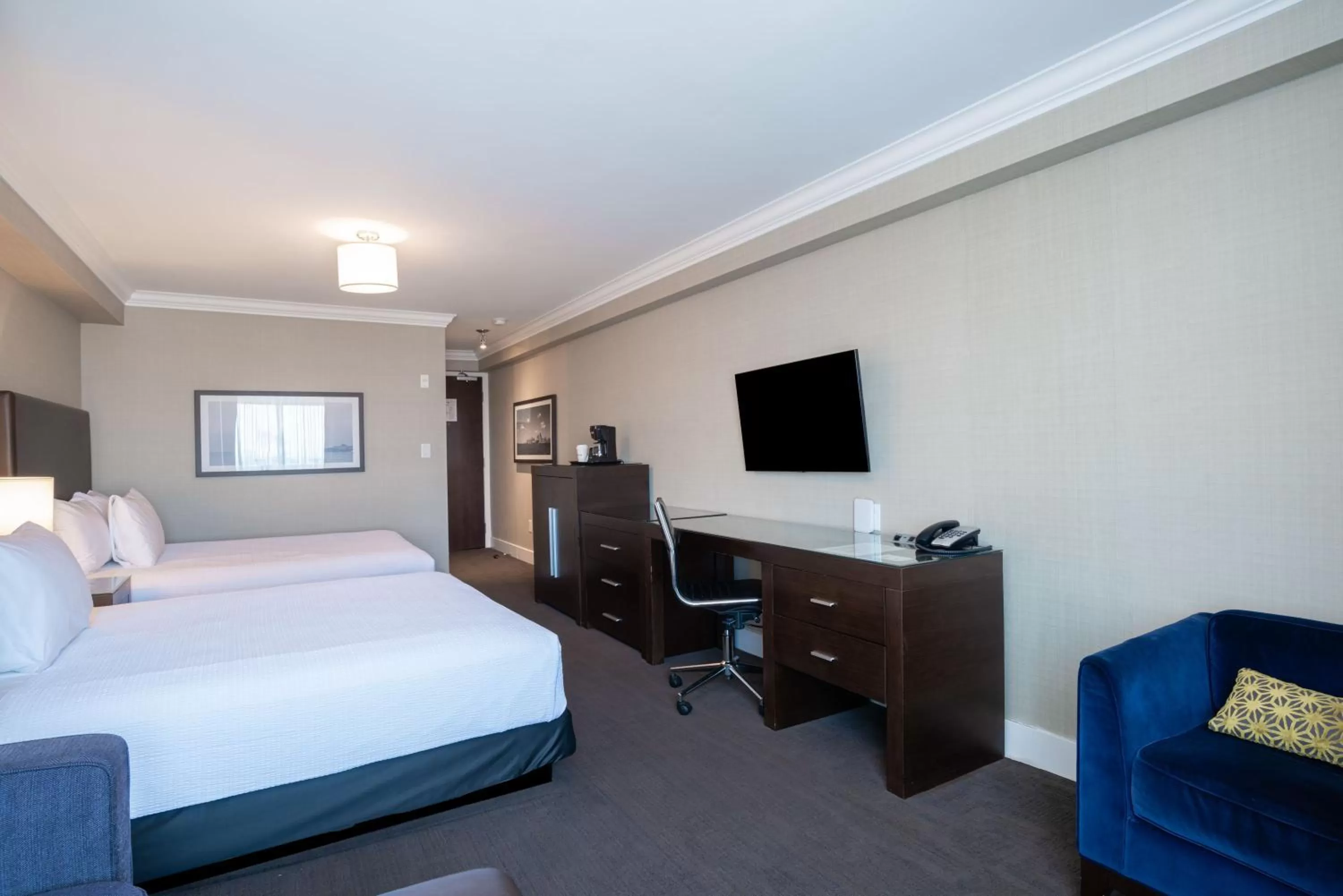 Photo of the whole room, Bed in Sandman Hotel Oakville