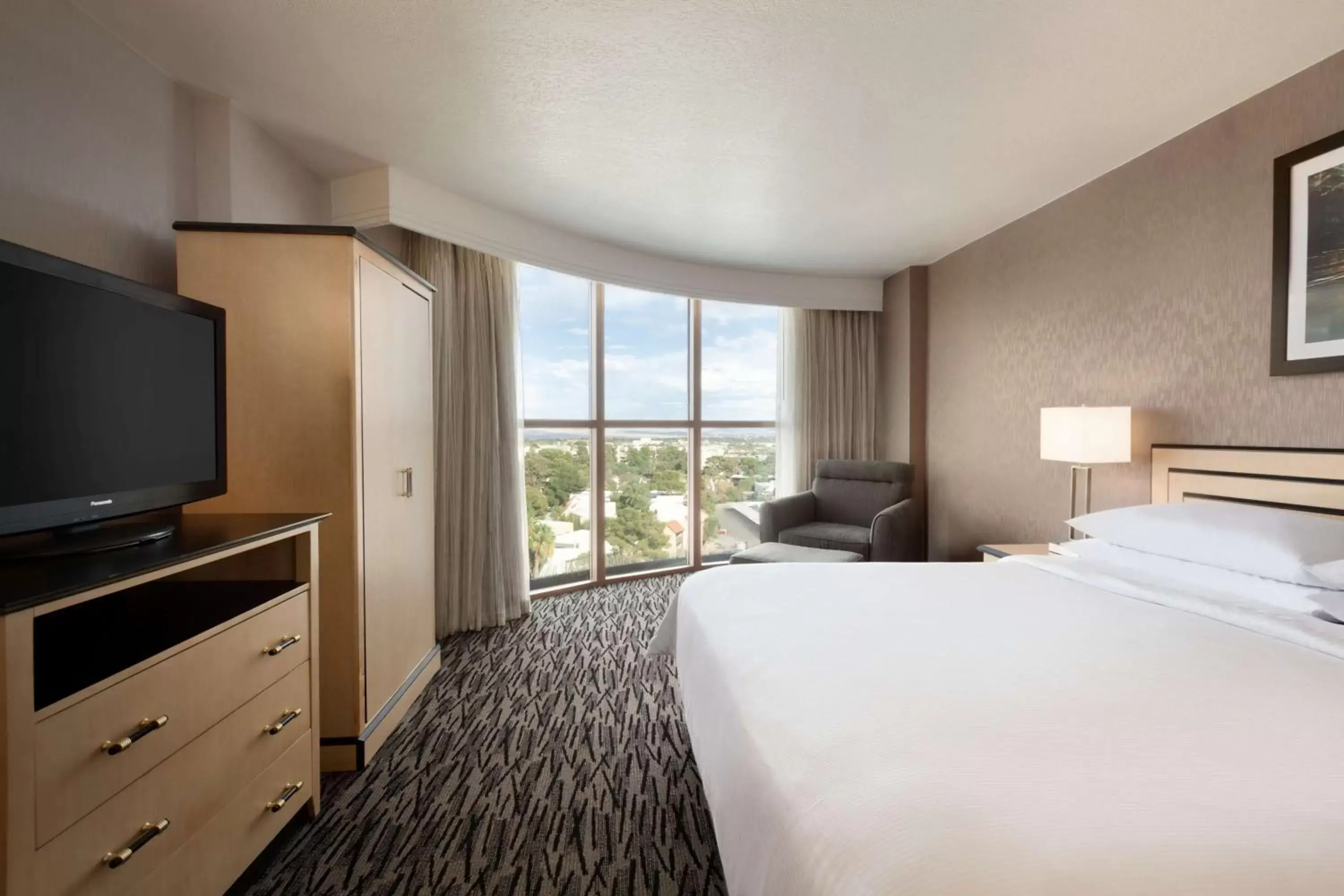 Bedroom, TV/Entertainment Center in Embassy Suites by Hilton Convention Center Las Vegas