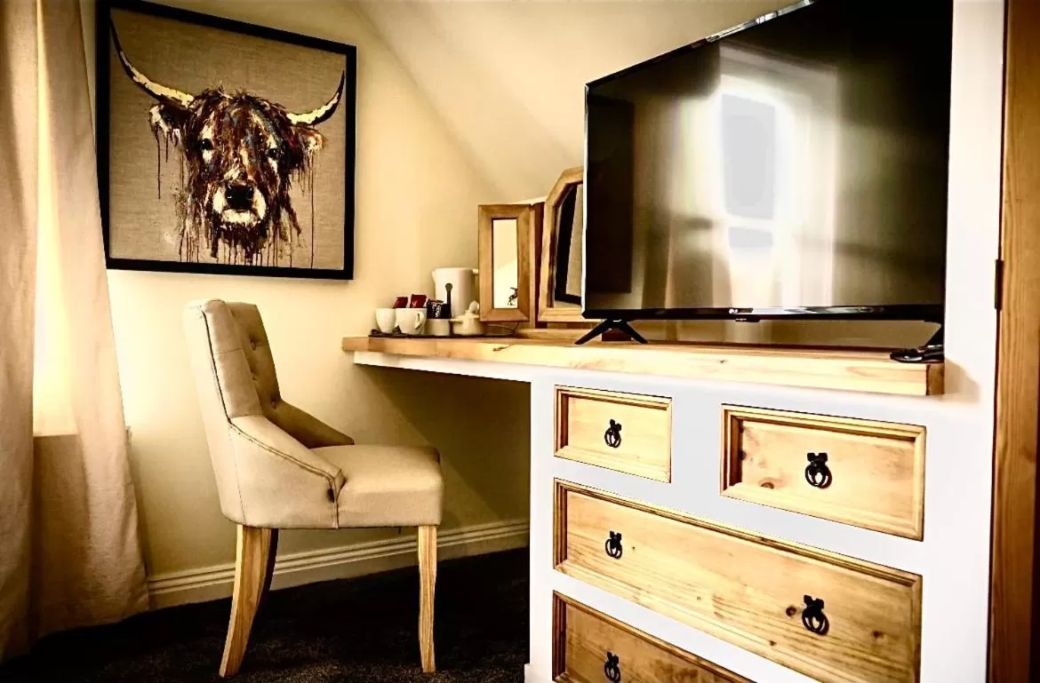 Bedroom, TV/Entertainment Center in The Fylingdales Inn