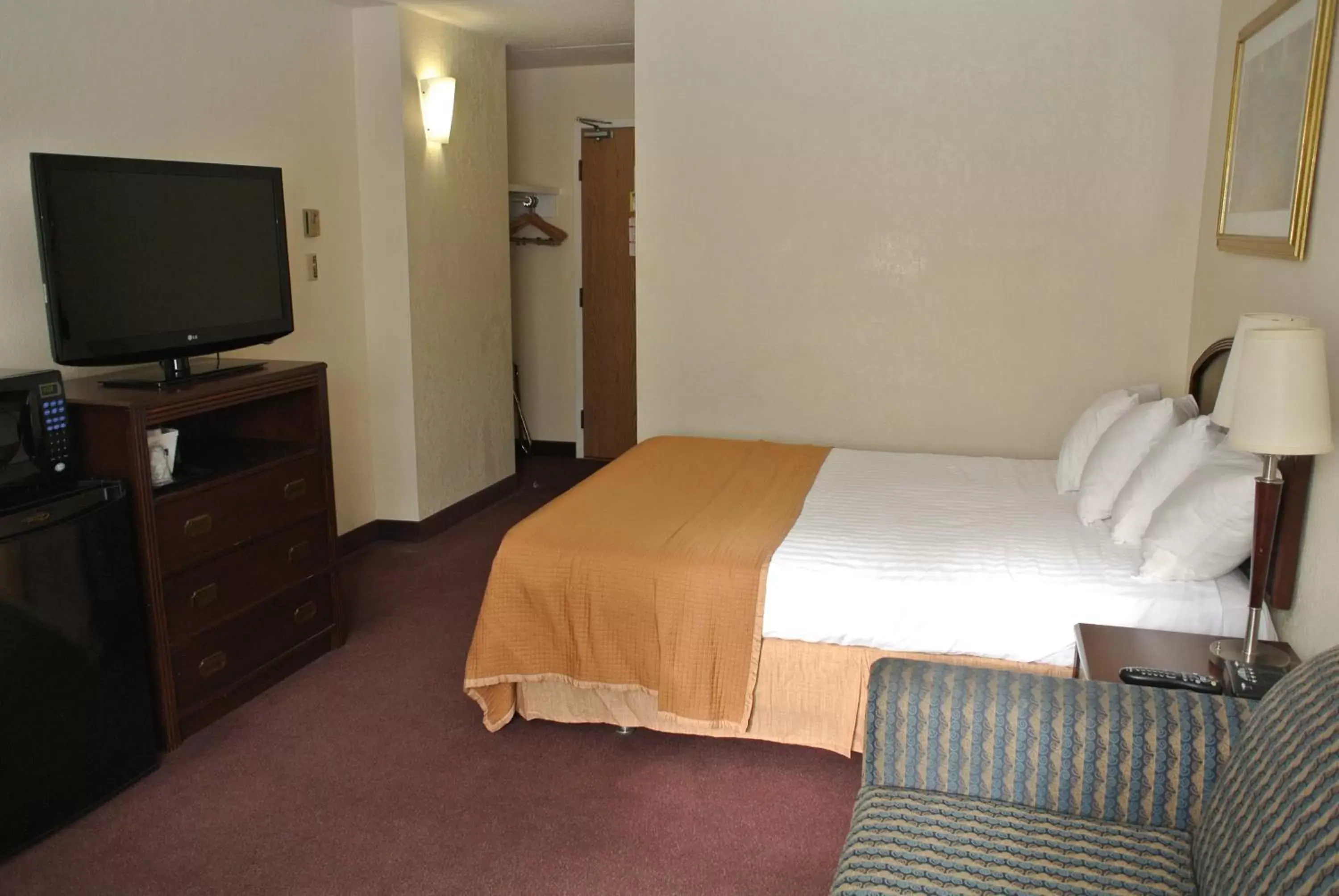 Bed in Travelodge by Wyndham Ottawa East Bed in Travelodge by Wyndham Ottawa East