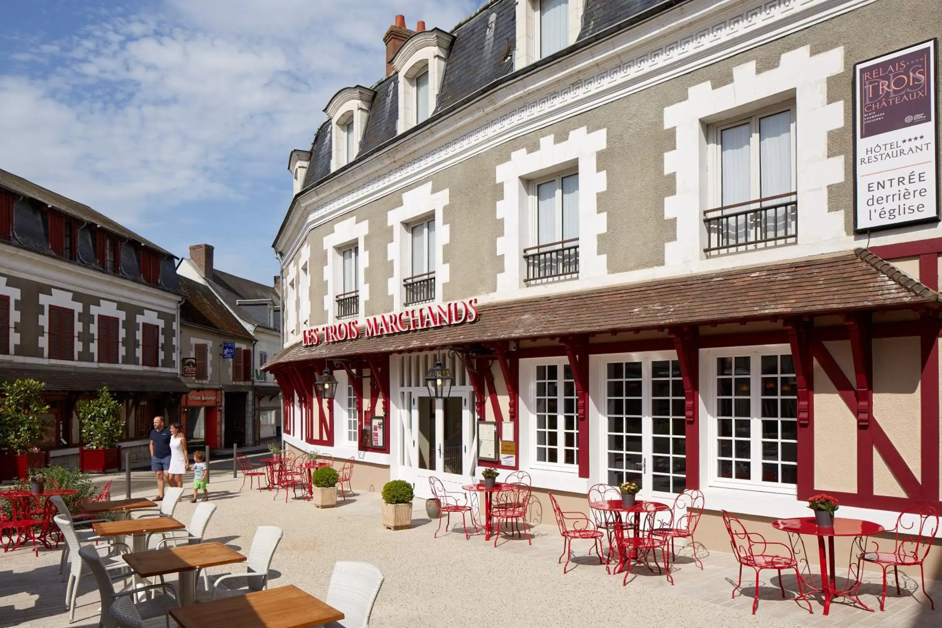 Patio, Property Building in Relais des Trois Châteaux Hôtel-Restaurant