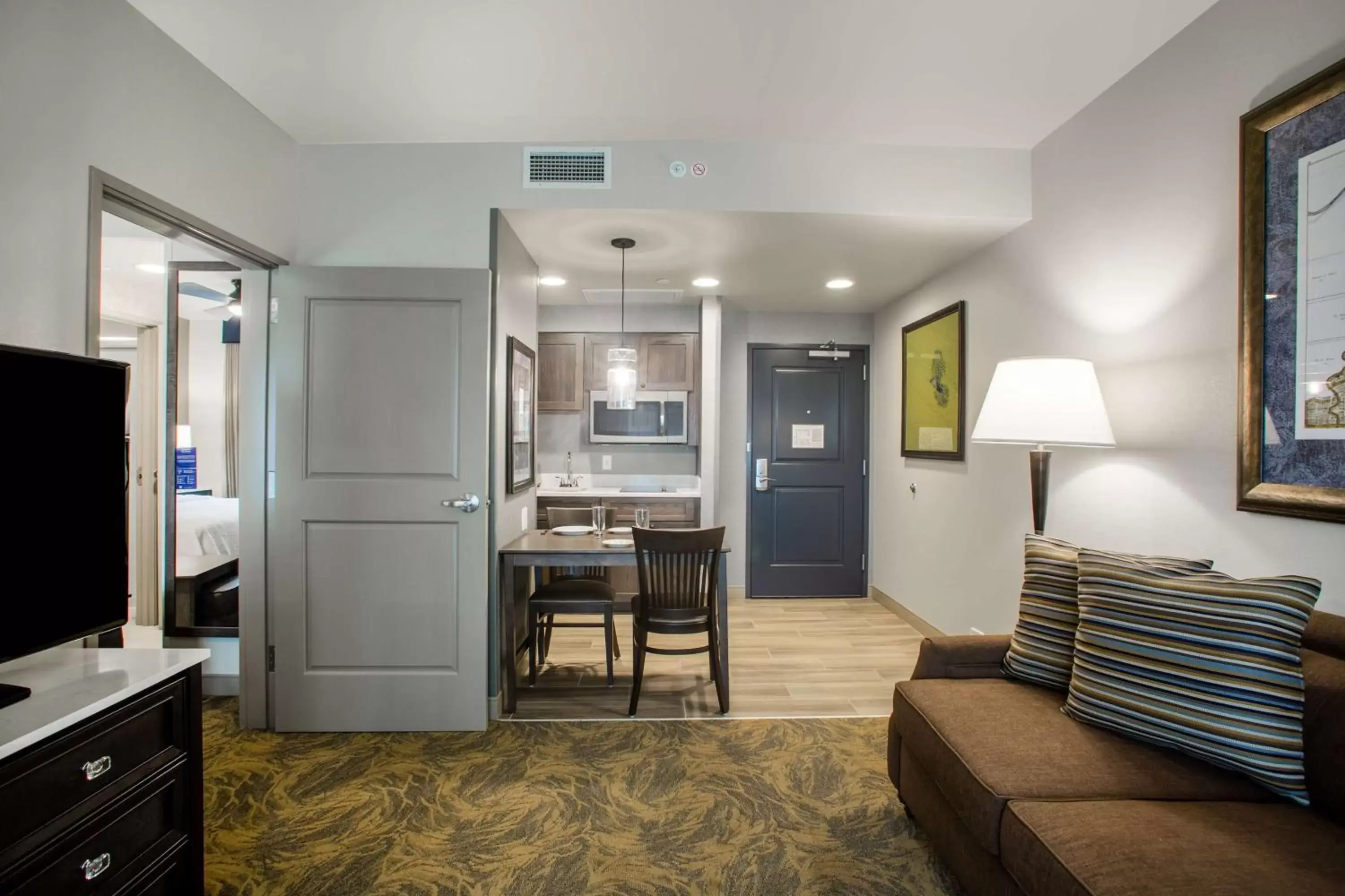 Living room, Kitchen/Kitchenette in Homewood Suites By Hilton Salina/Downtown, Ks