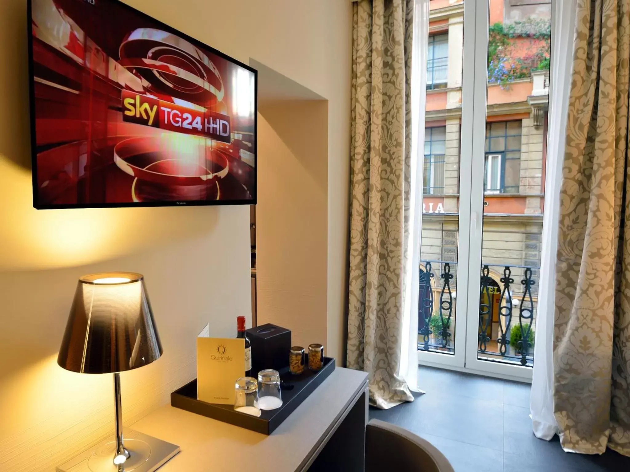 Balcony/Terrace, TV/Entertainment Center in Quirinale Luxury Rooms