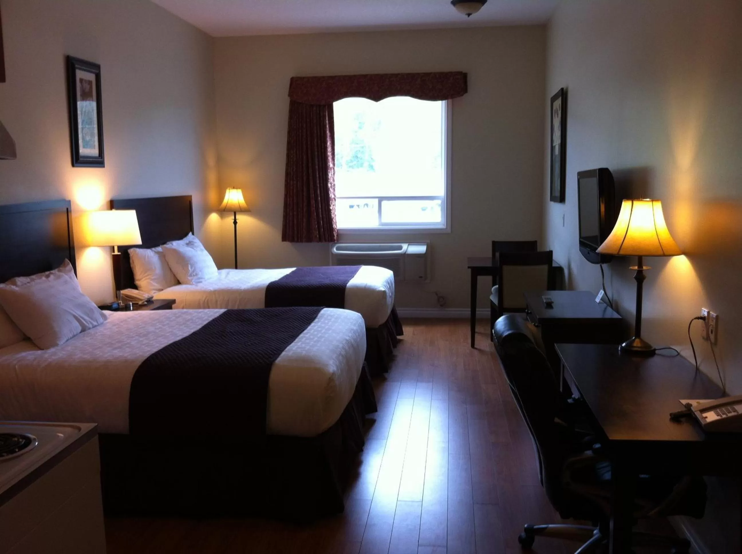 Bed in Days Inn by Wyndham Chetwynd