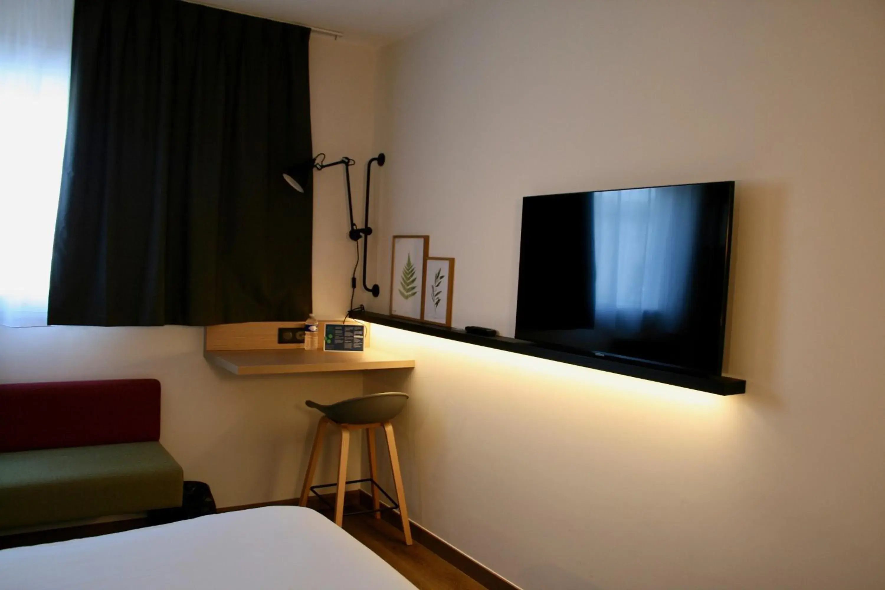 TV and multimedia, TV/Entertainment Center in Kyriad Prestige Montpellier Ouest - Croix D'argent