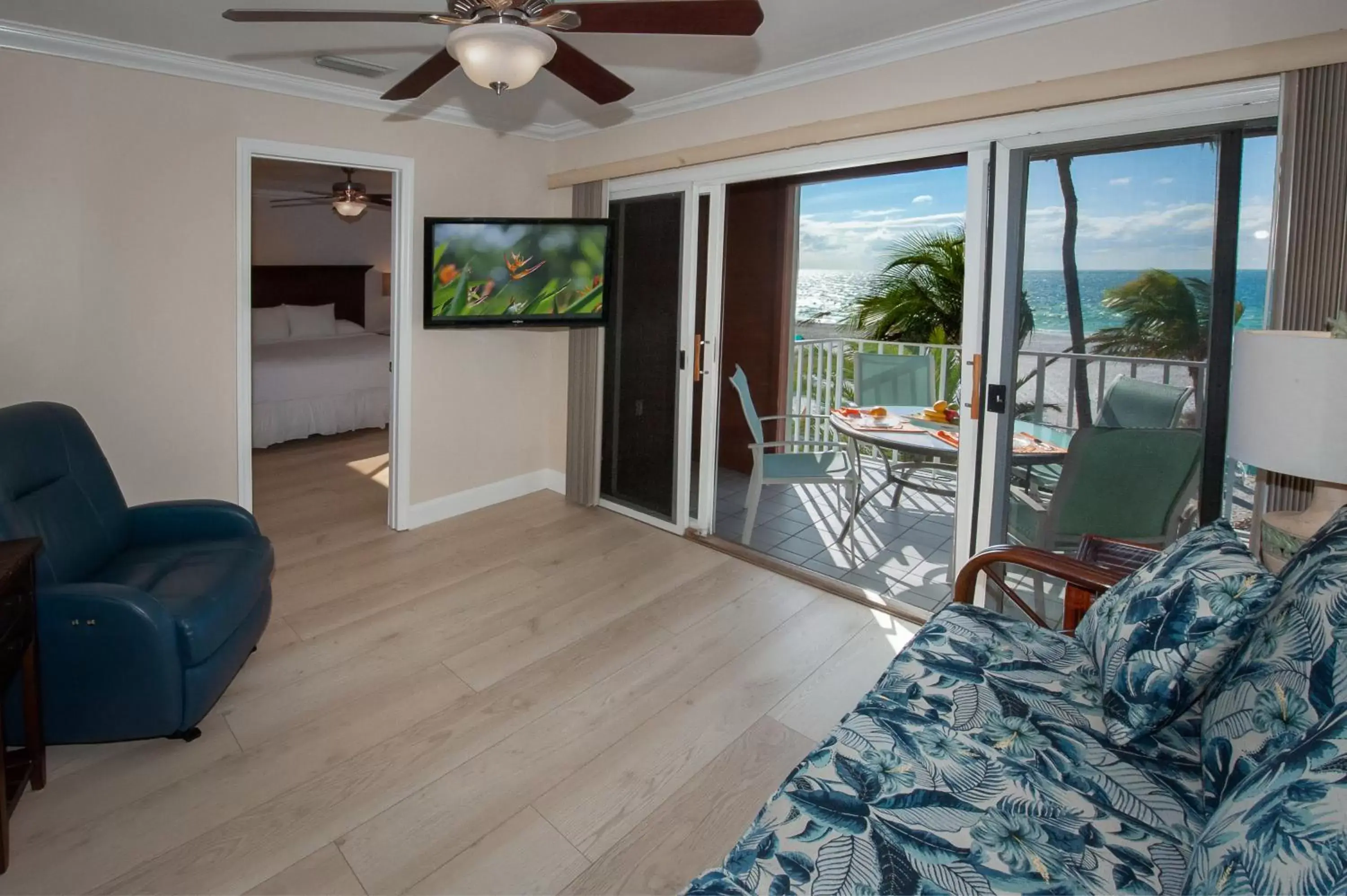 Balcony/Terrace, Seating Area in Cedar Cove Resort & Cottages