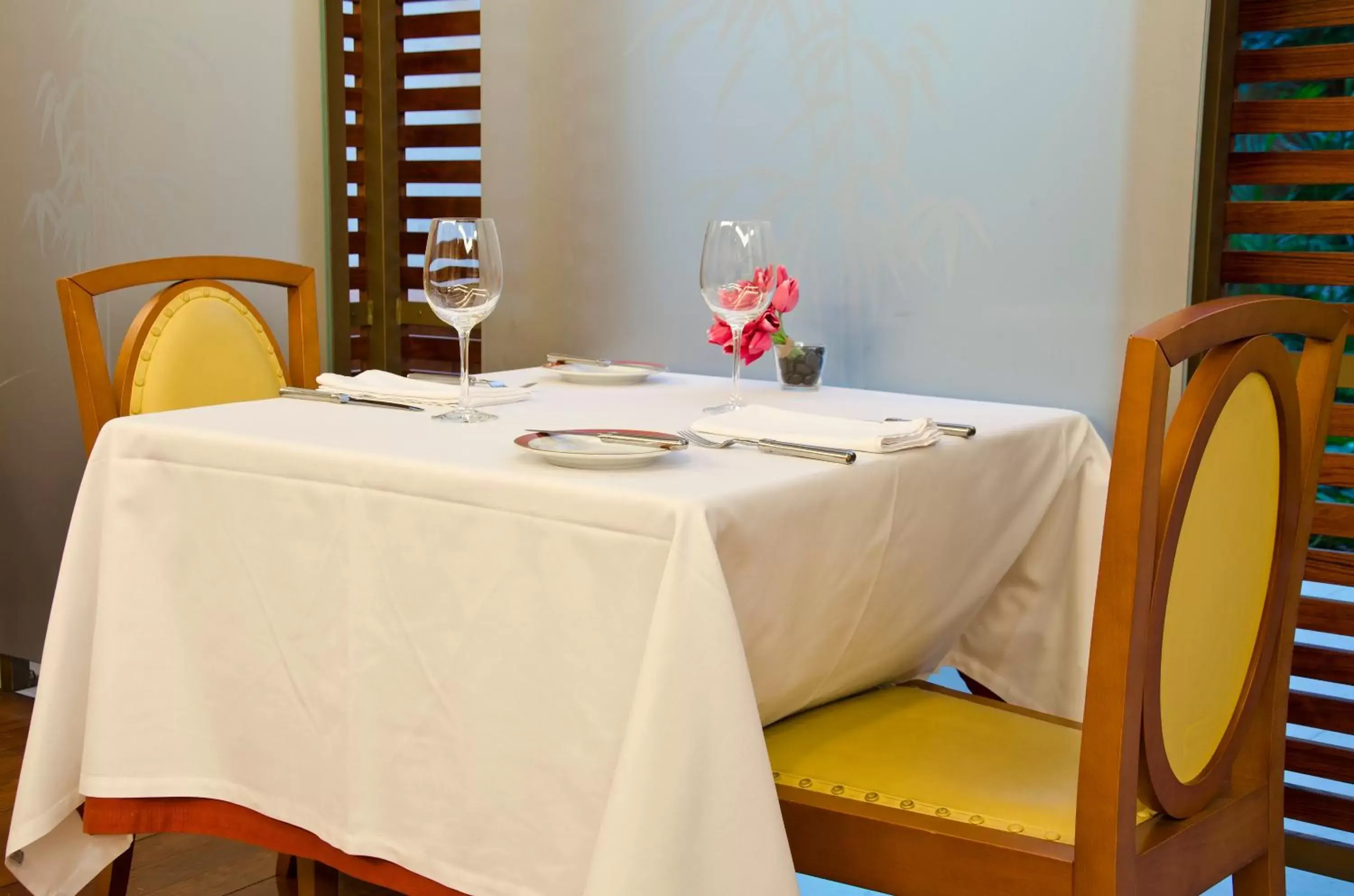 Restaurant/places to eat, Bathroom in VIP Executive Entrecampos Hotel