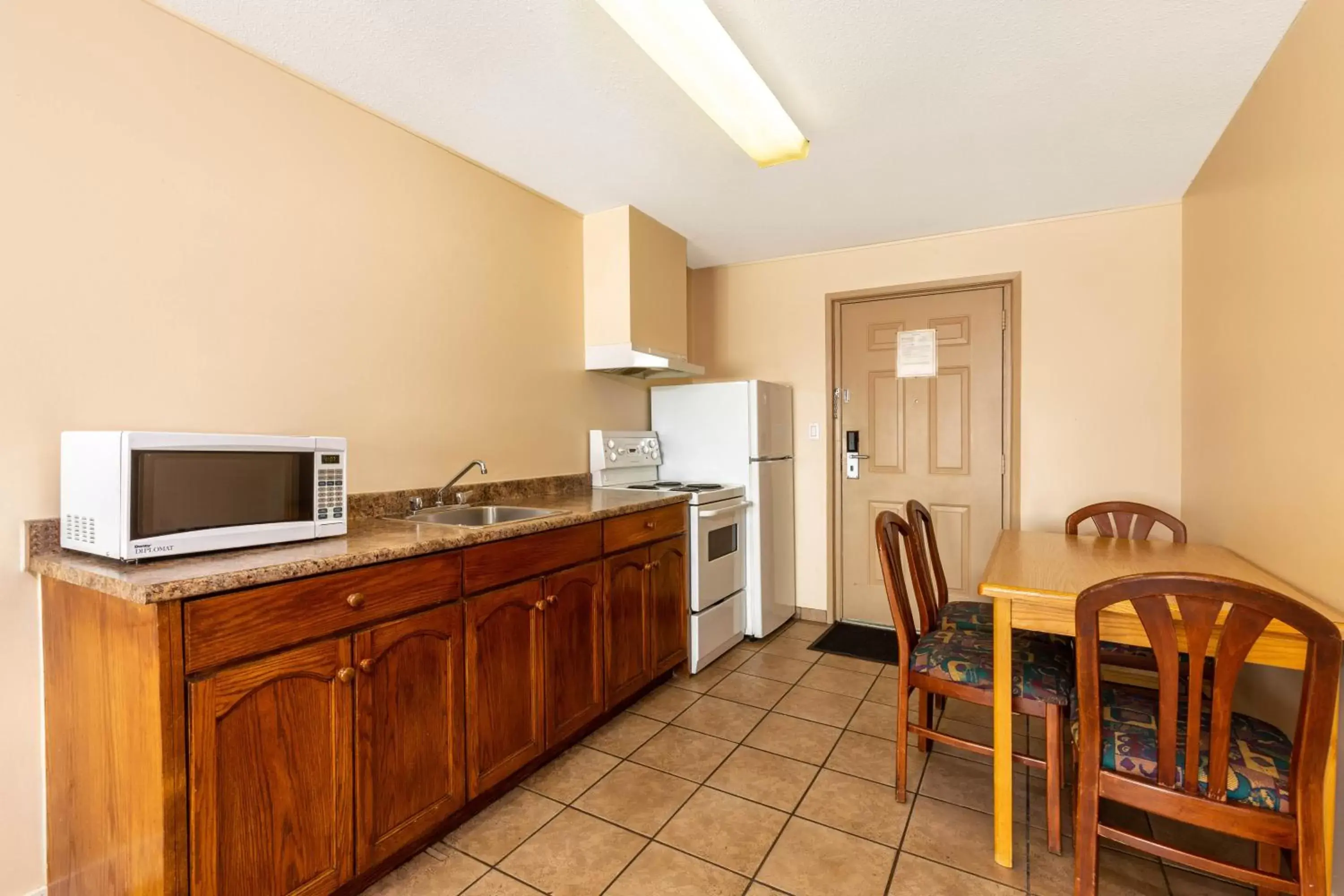 Kitchen or kitchenette, Kitchen/Kitchenette in Ramada by Wyndham Coquitlam