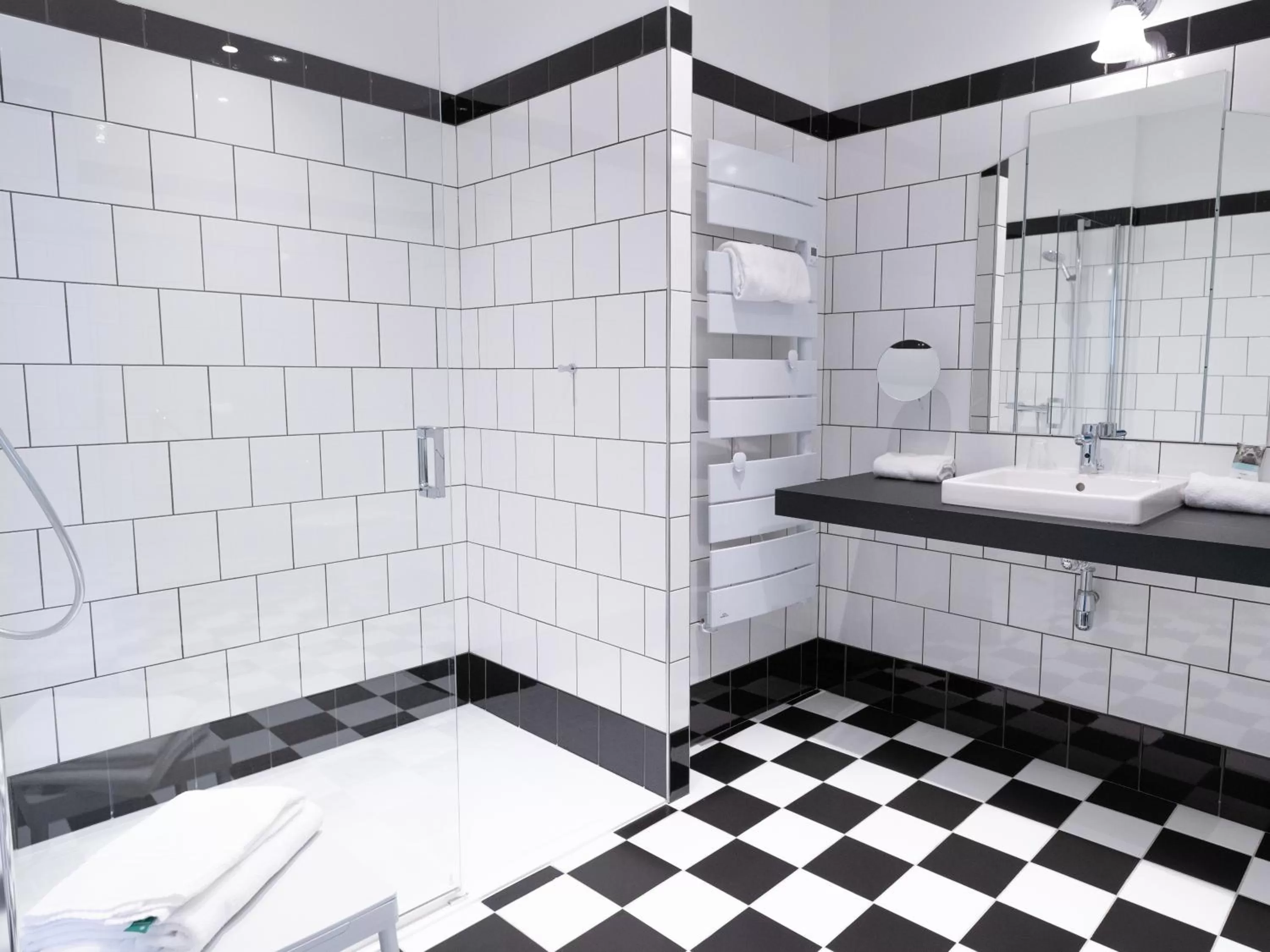 Shower in Hotel Mercure Roscoff Bord De Mer