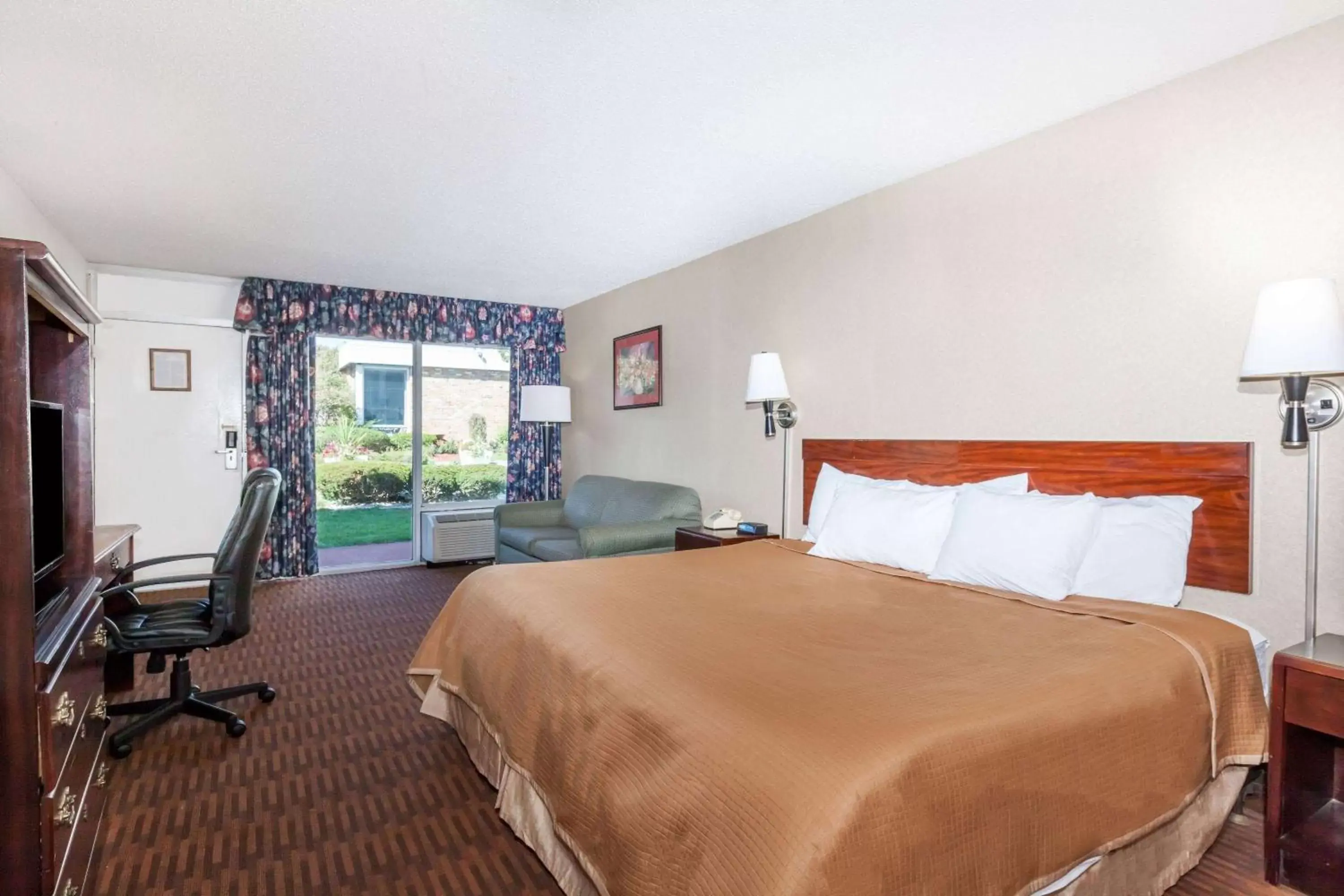 Photo of the whole room, Bed in Howard Johnson by Wyndham Albany