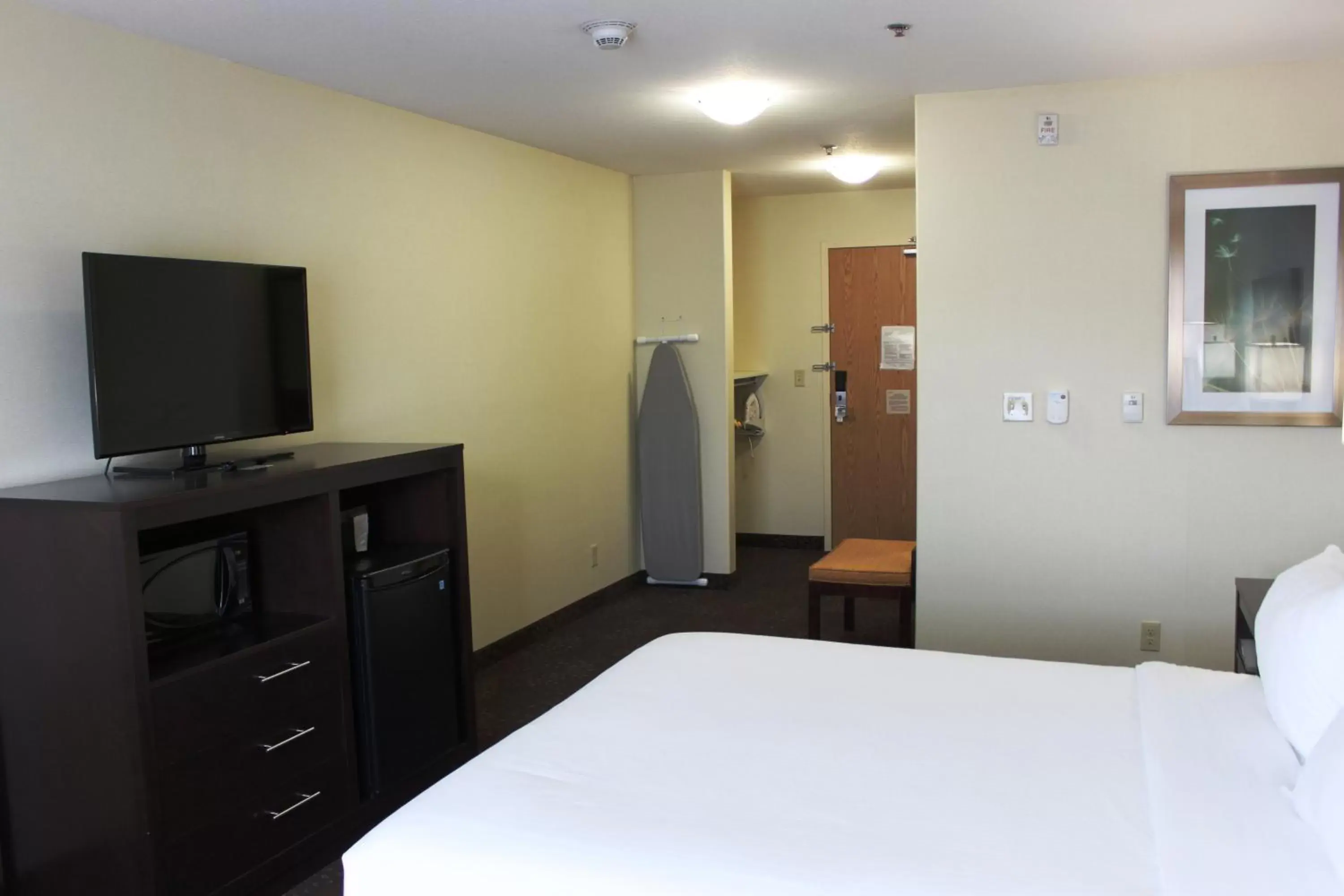 Photo of the whole room, Bed in Holiday Inn Express Yorkton East, an IHG Hotel