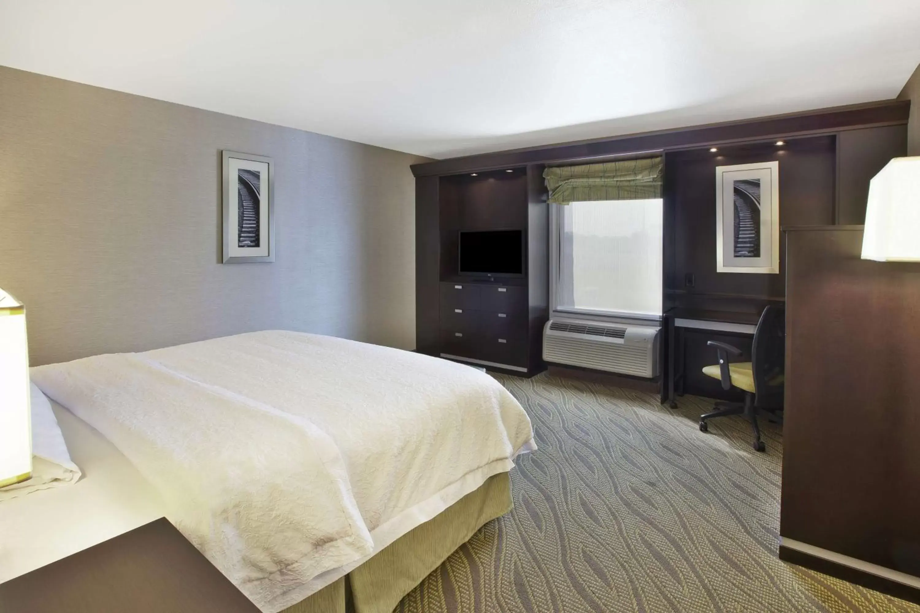Bedroom, Bed in Hampton Inn & Suites - Elyria