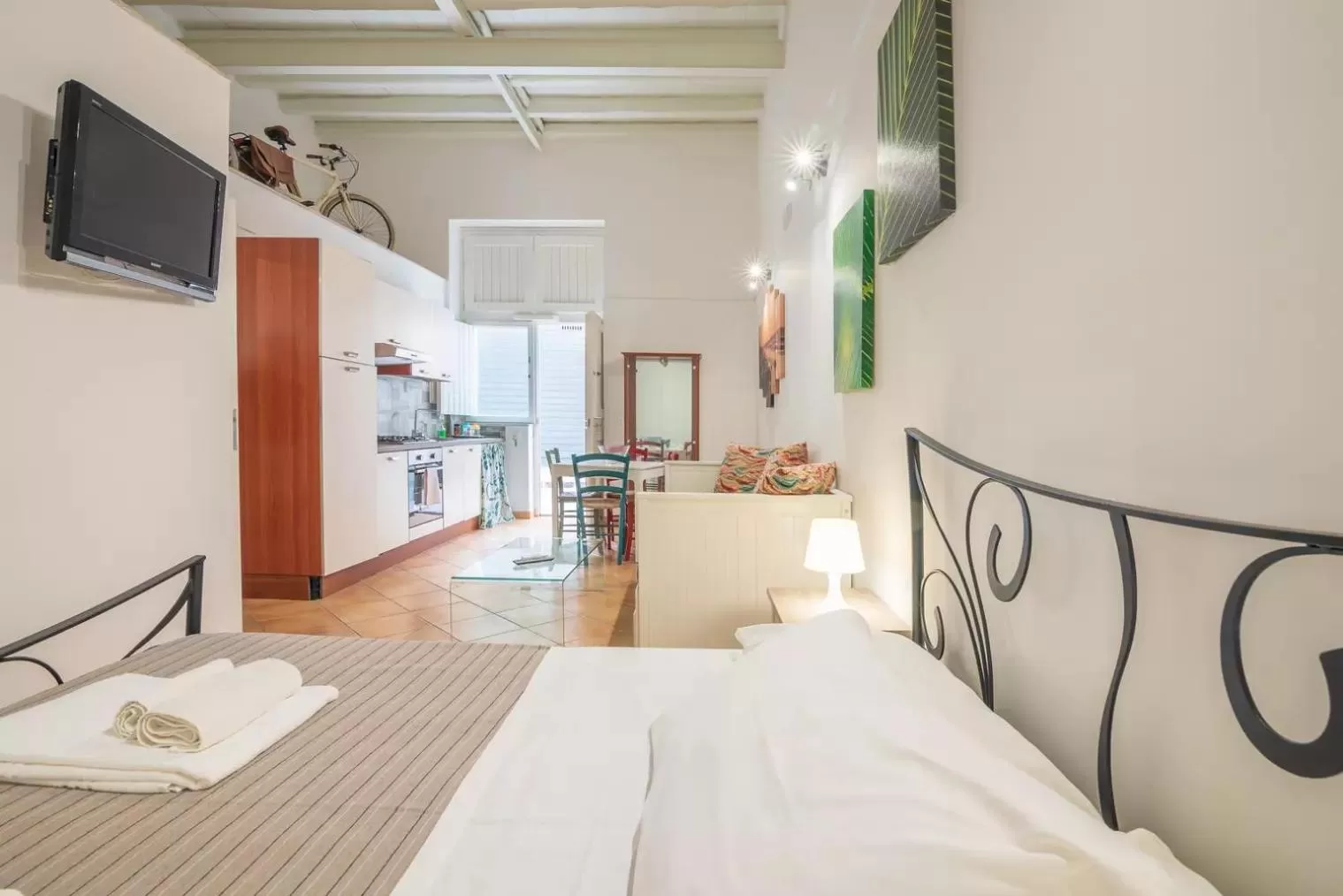 Communal lounge/ TV room, Bed in A'Storia