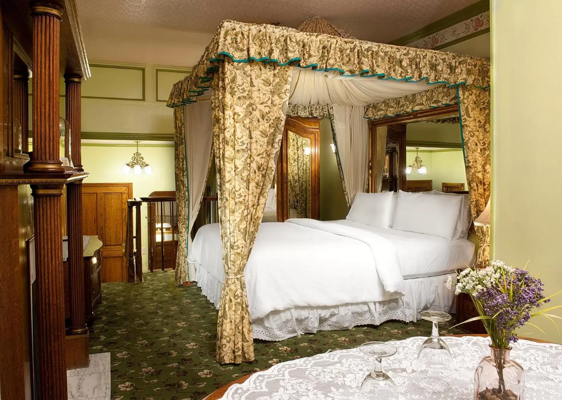 Inner courtyard view, Bed in Doryman's Oceanfront Inn