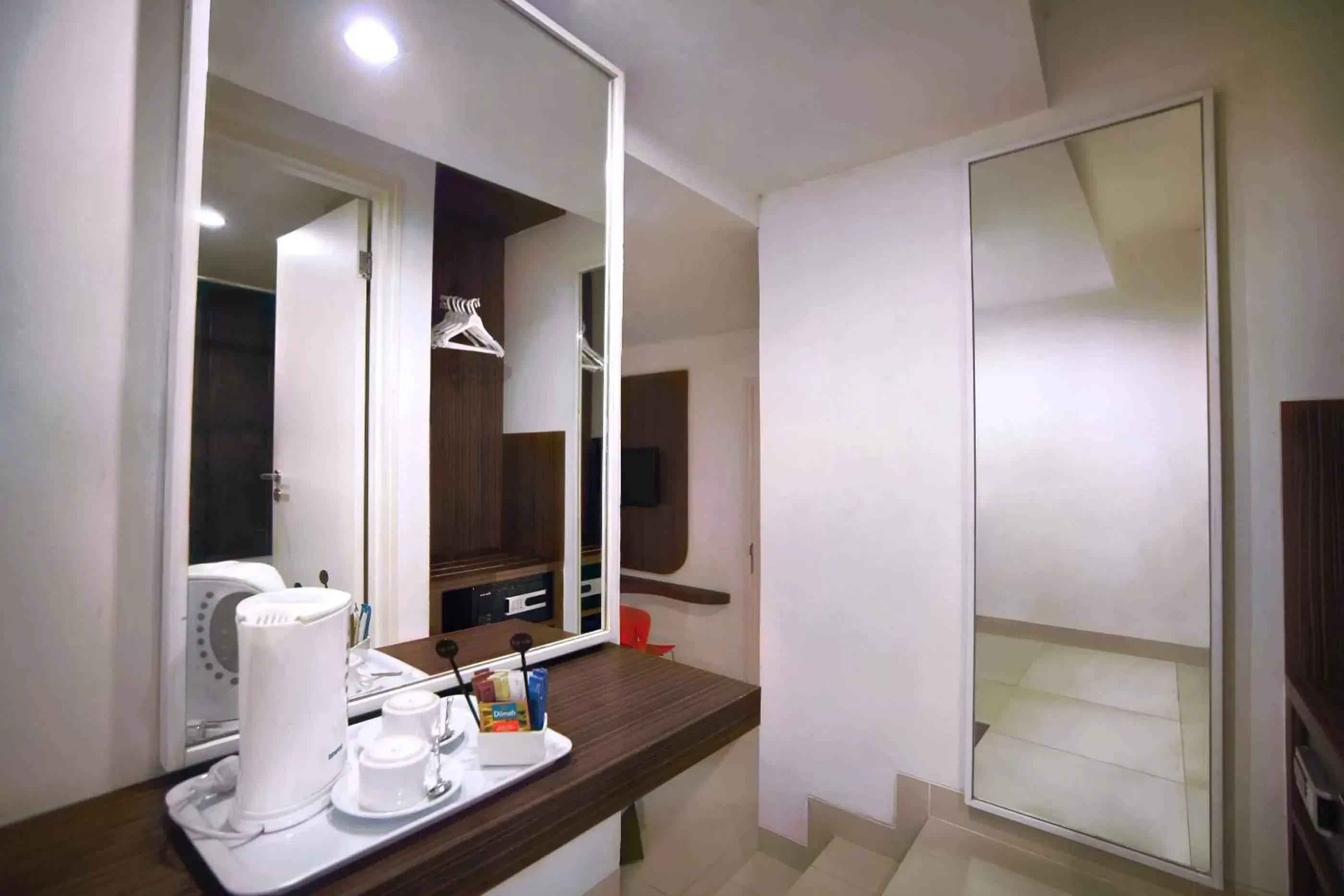 Coffee/tea facilities, TV/Entertainment Center in favehotel PGC Cililitan