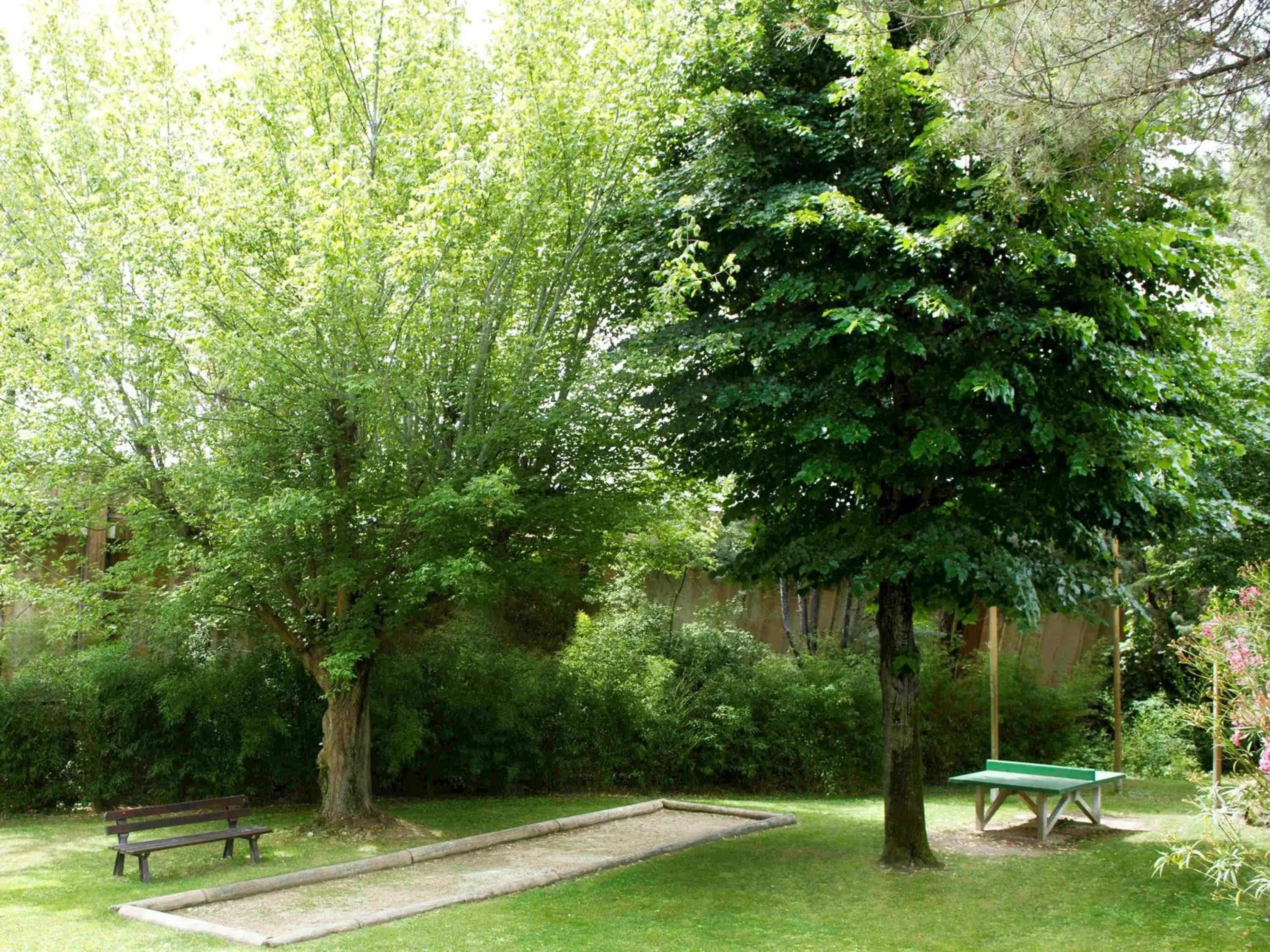 Garden in Novotel Aix-en-Provence Beaumanoir