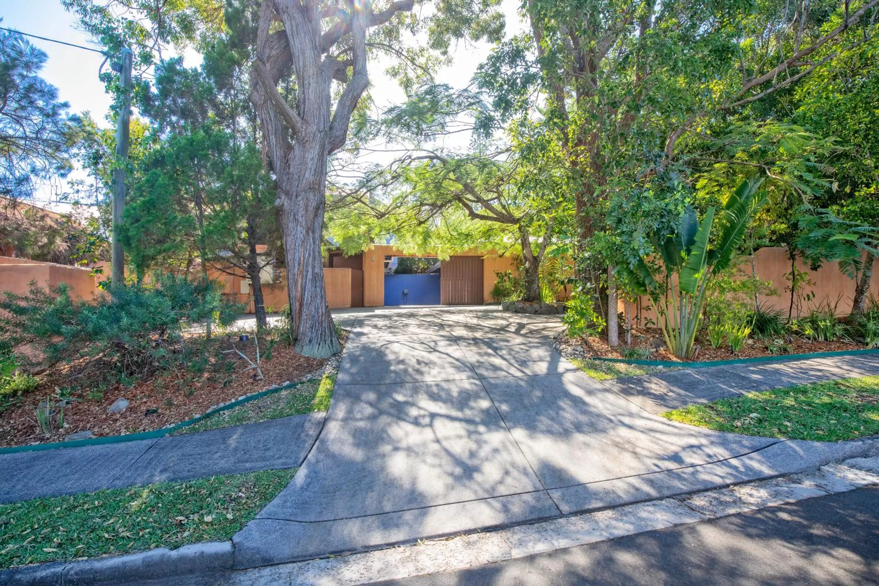 Parking, Property Building in L'Auberge Noosa