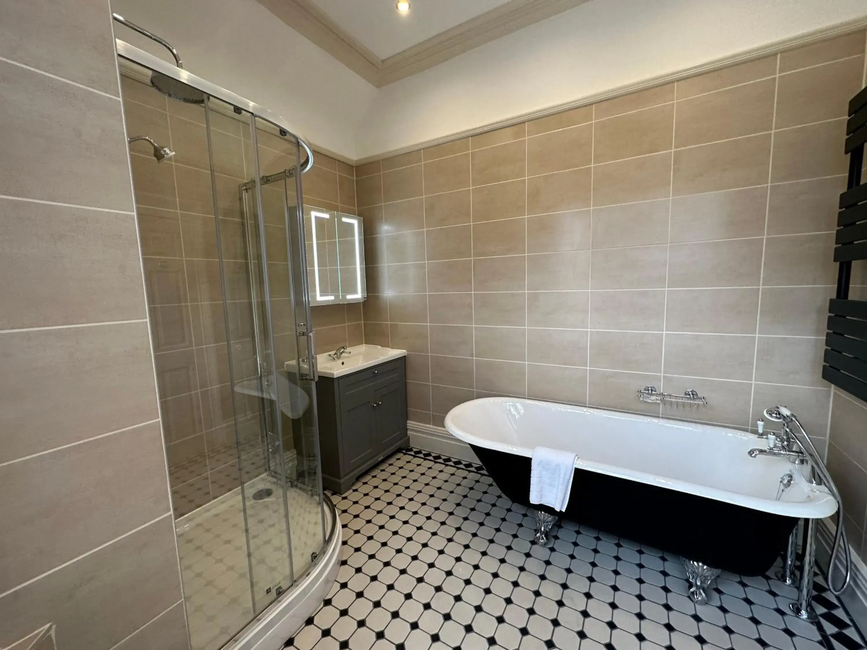 Bath, Bathroom in Chester Court Hotel