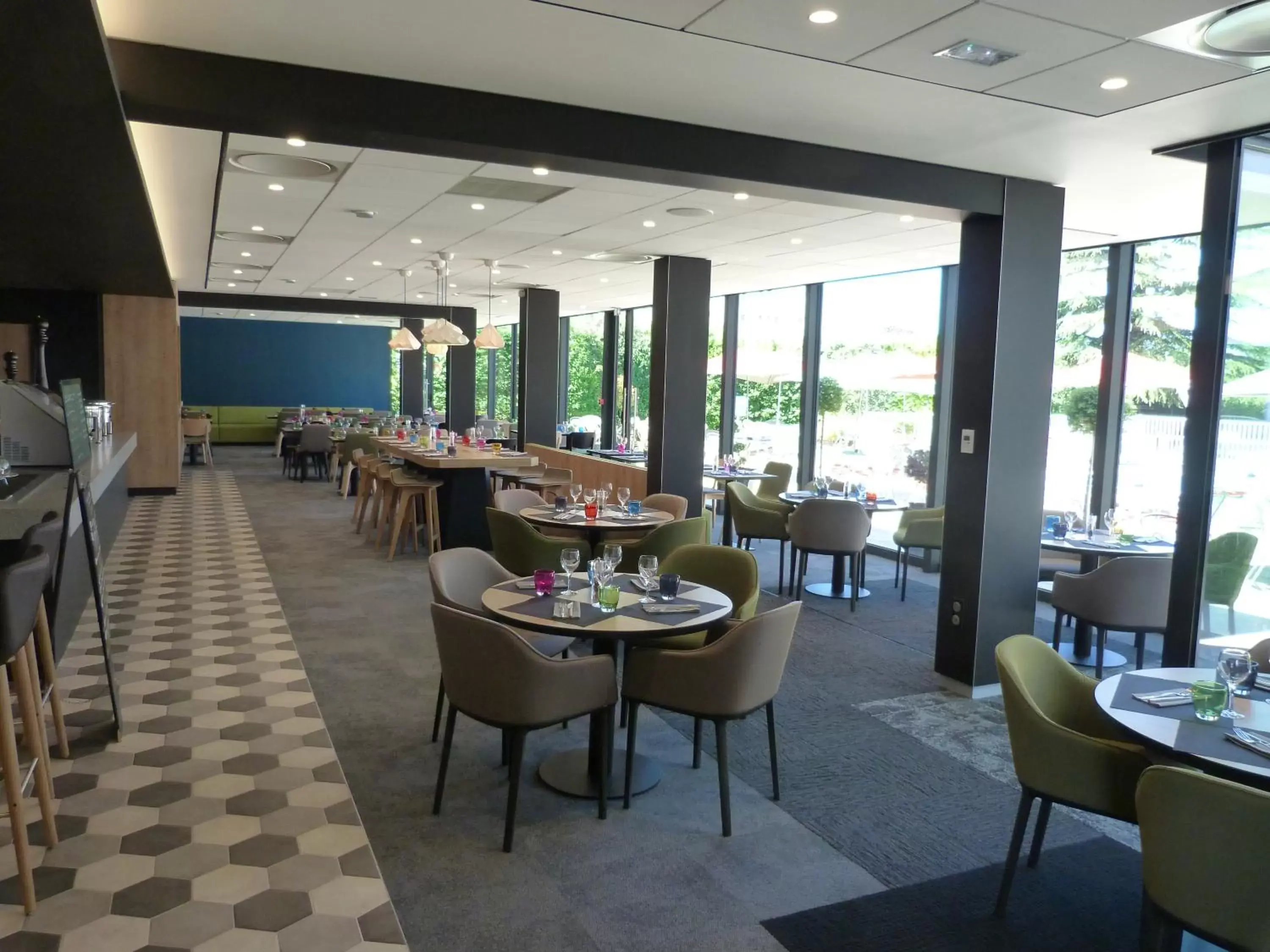 Lounge or bar, Restaurant/Places to Eat in Novotel Caen Côte de Nacre