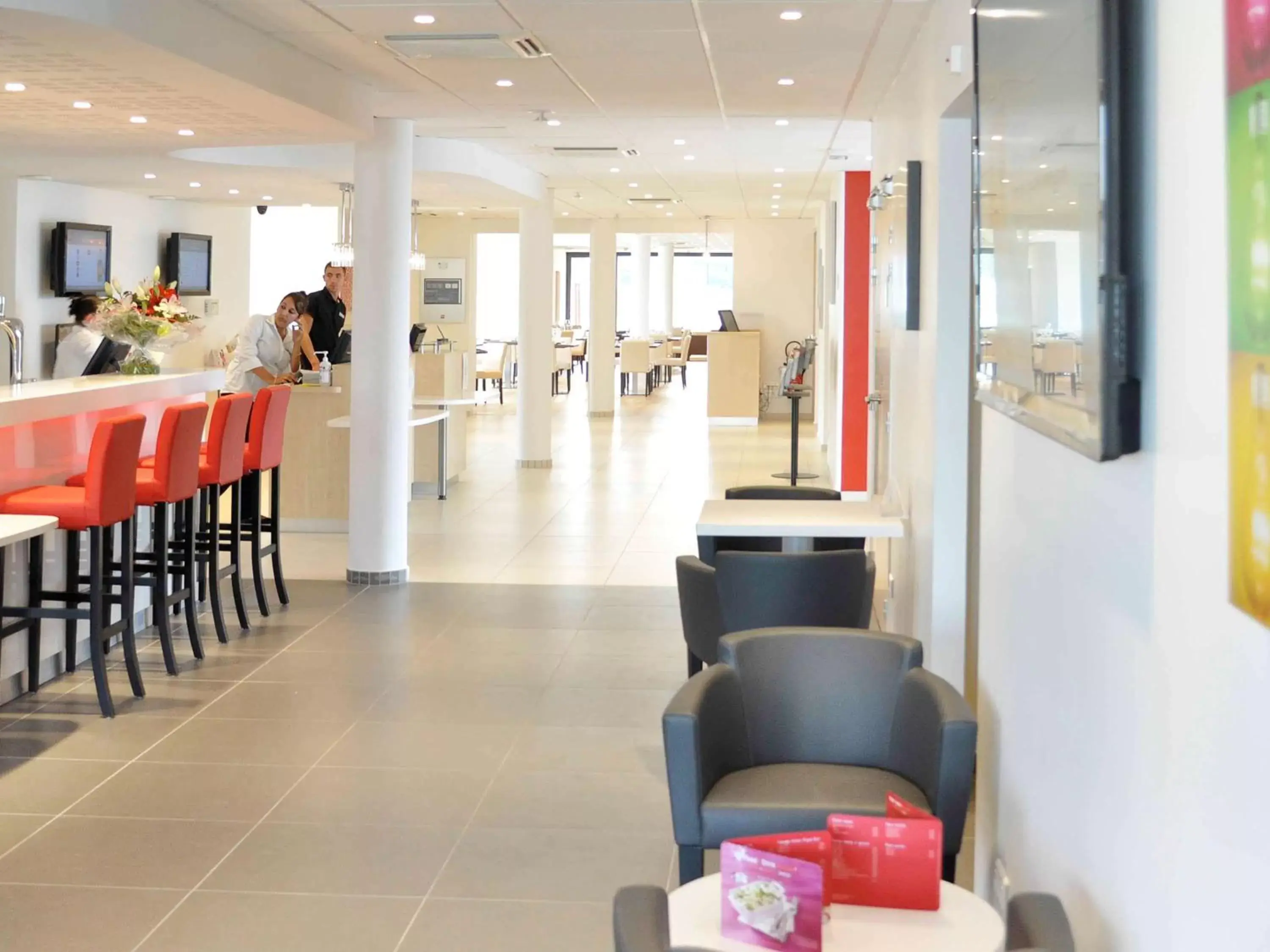 Lounge or bar in ibis Lyon Est Chaponnay