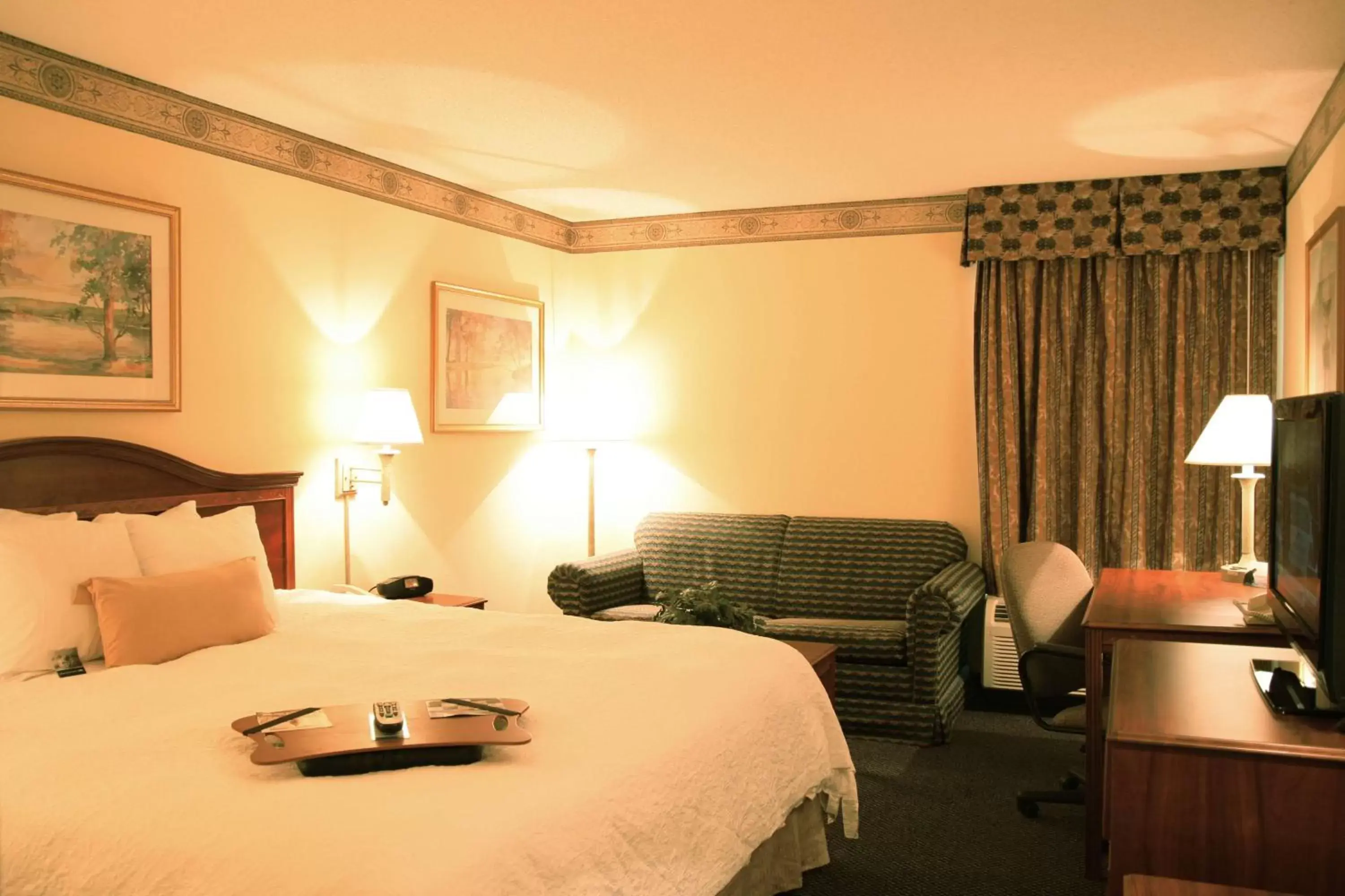 Bed in Hampton Inn & Suites-Atlanta Airport North-I-85