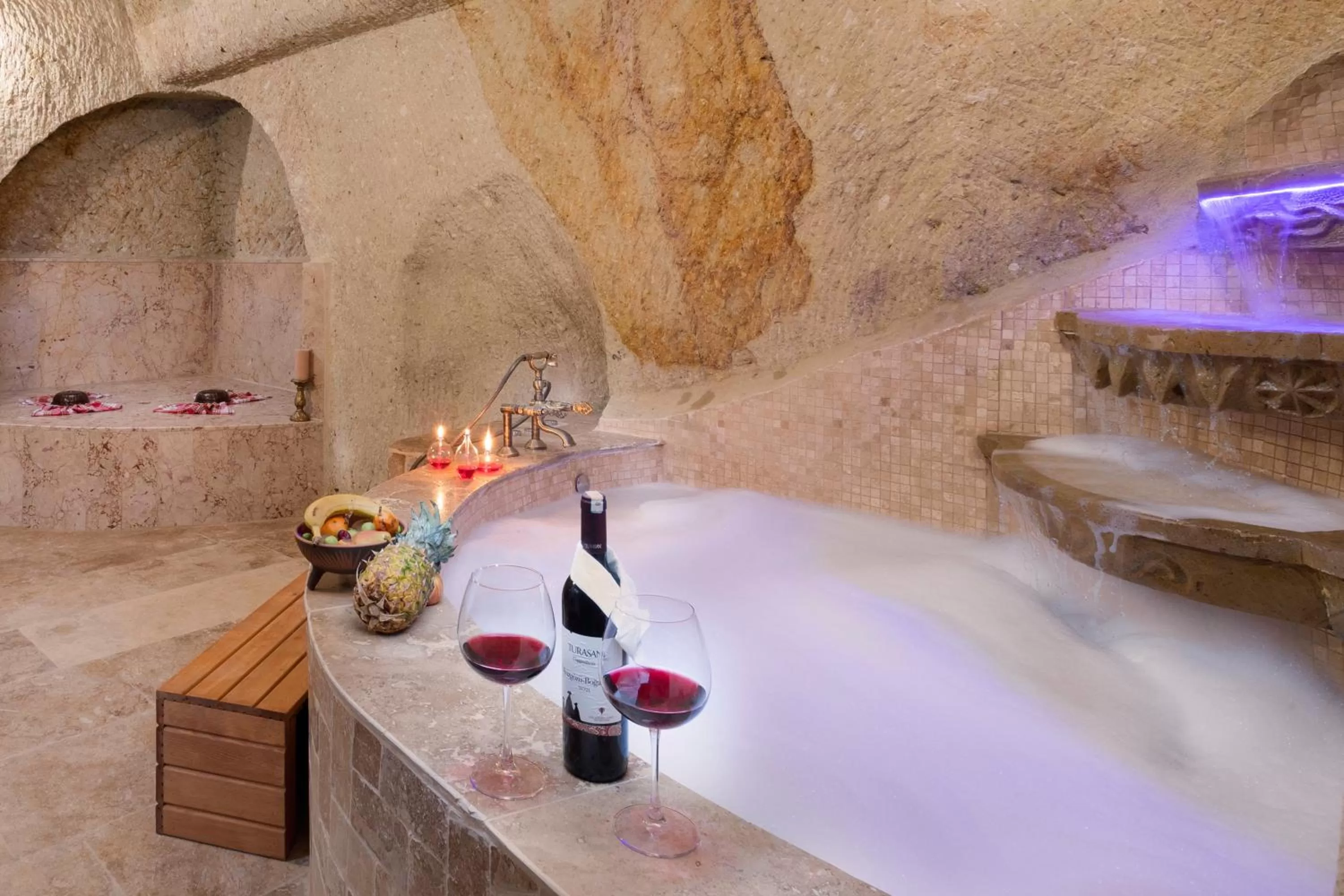 Hot Tub in Kayata Cave Suites Special Class