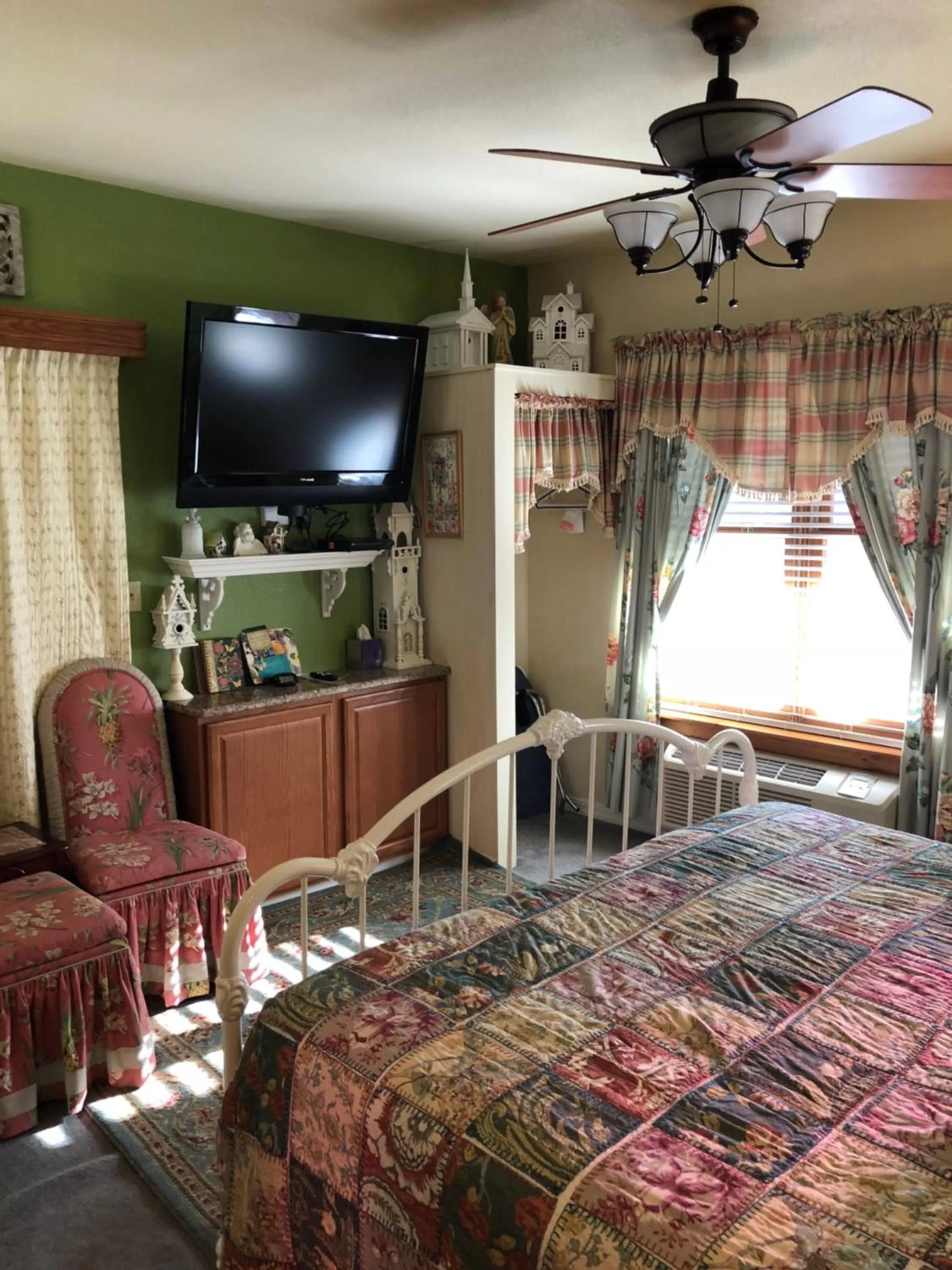 Bed in All Seasons Inn