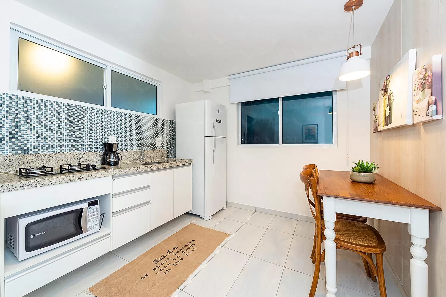 Communal kitchen in Águia Flats Pousada