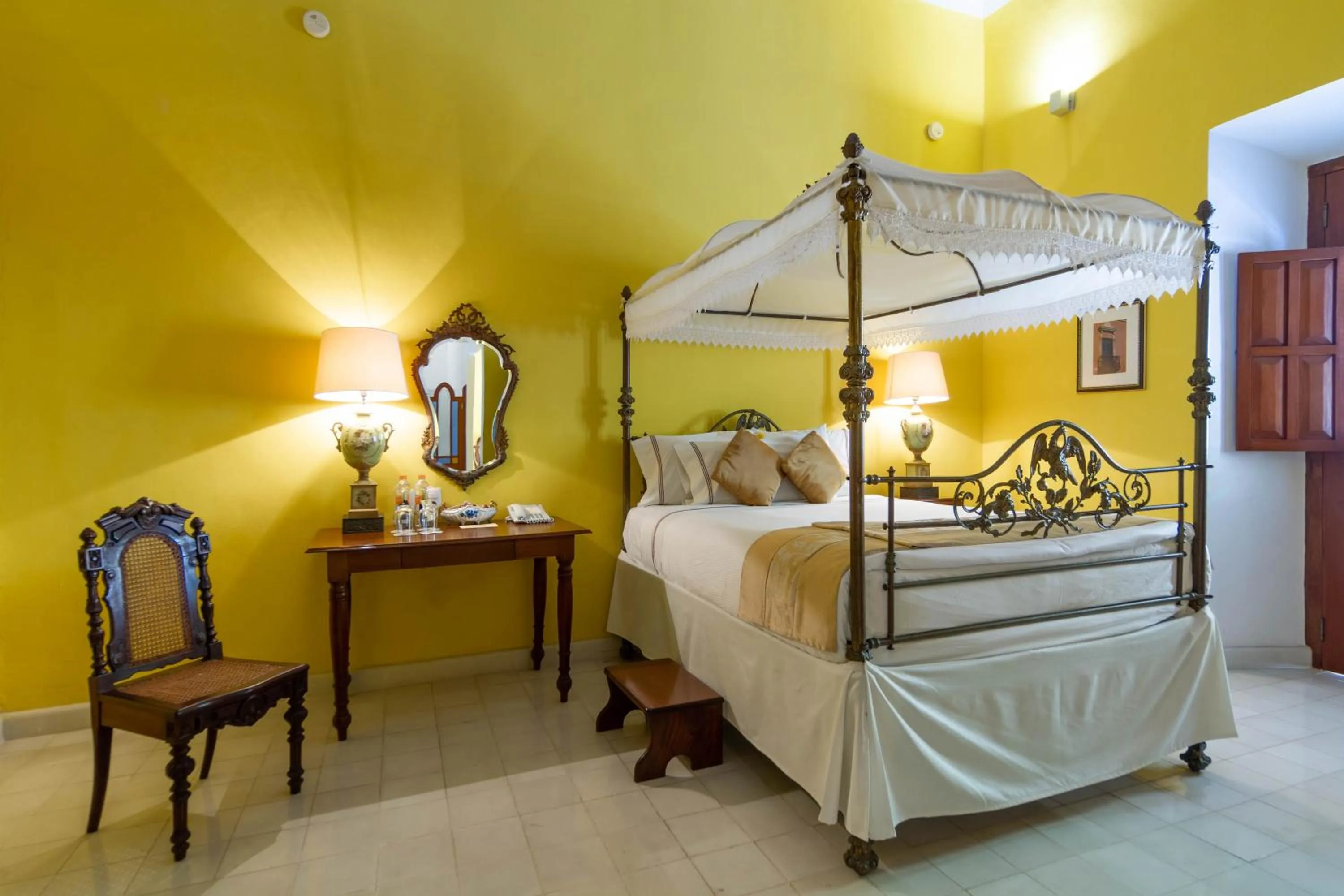 Photo of the whole room, Bed in Hotel Boutique Casa Don Gustavo, Campeche