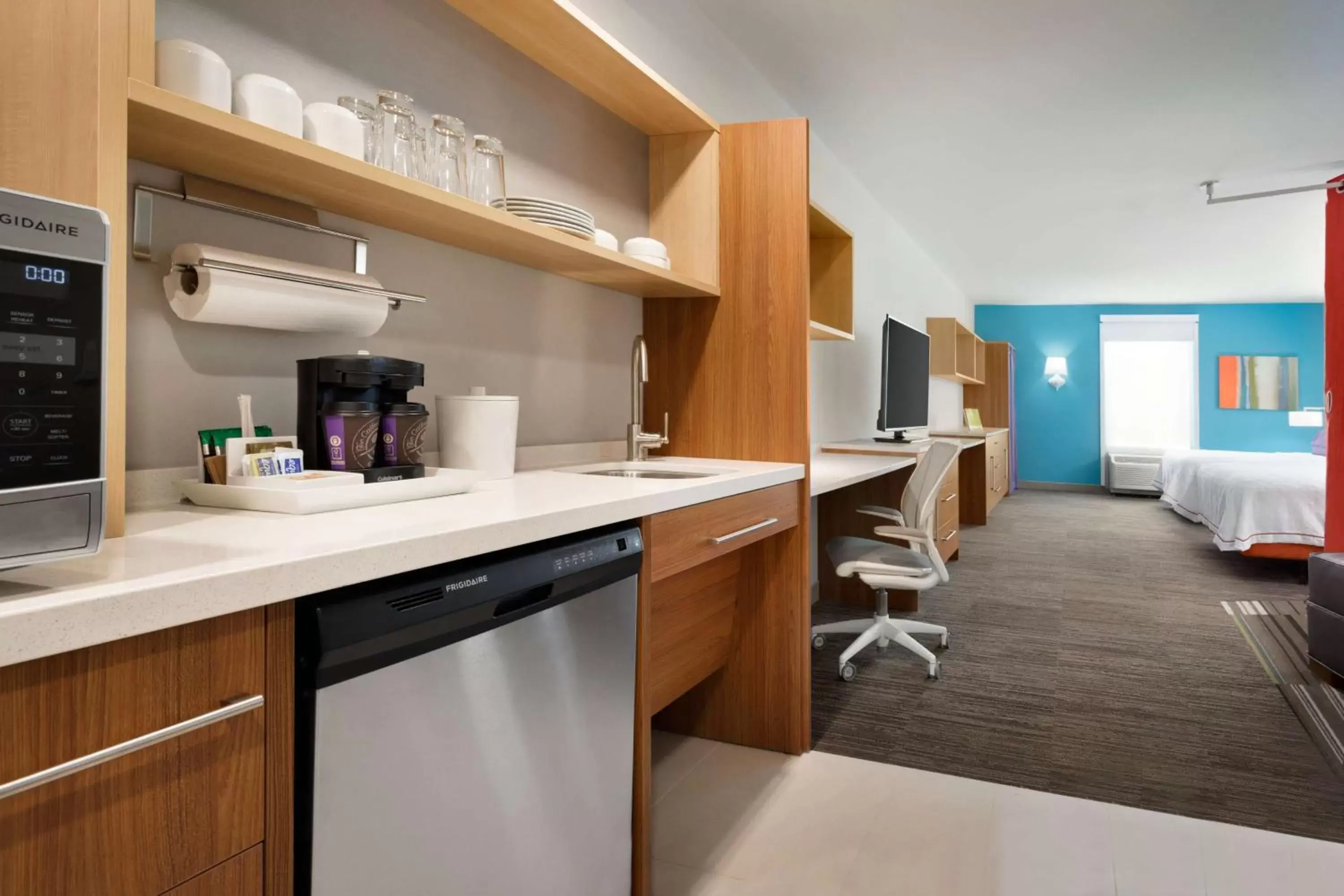 Bedroom, Kitchen/Kitchenette in Home2 Suites by Hilton Roanoke