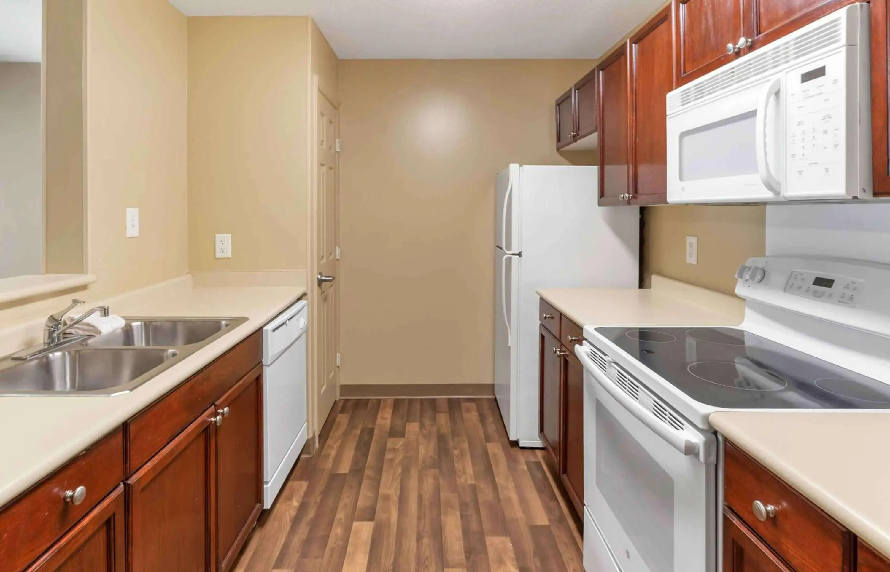 Bedroom, Kitchen/Kitchenette in Extended Stay America Suites - Raleigh - RTP - 4919 Miami Blvd