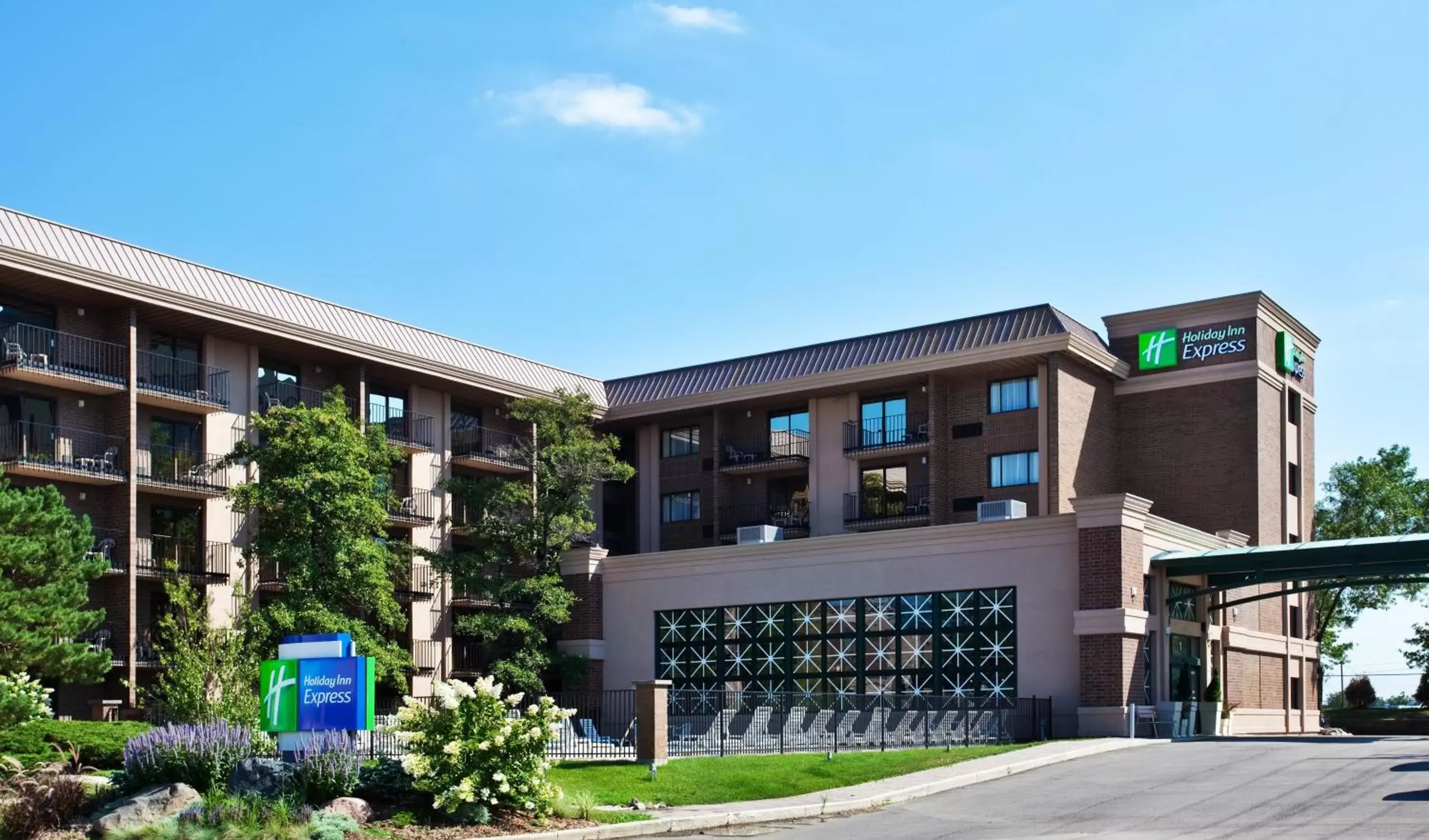 Property building in Holiday Inn Express Schaumburg-Rolling Meadows, an IHG Hotel
