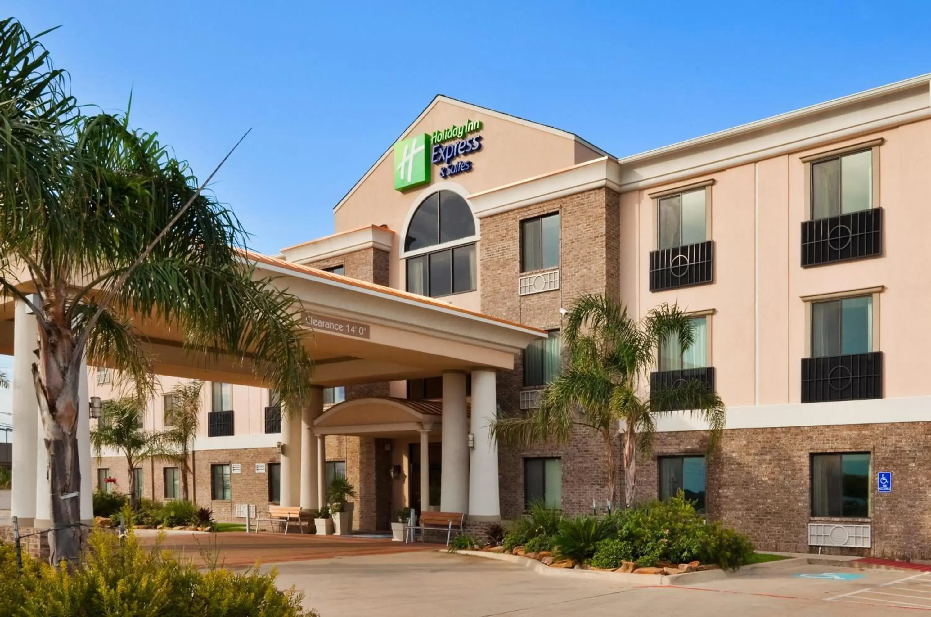 Property Building in Holiday Inn Express Hotel and Suites Fairfield-North, an IHG Hotel