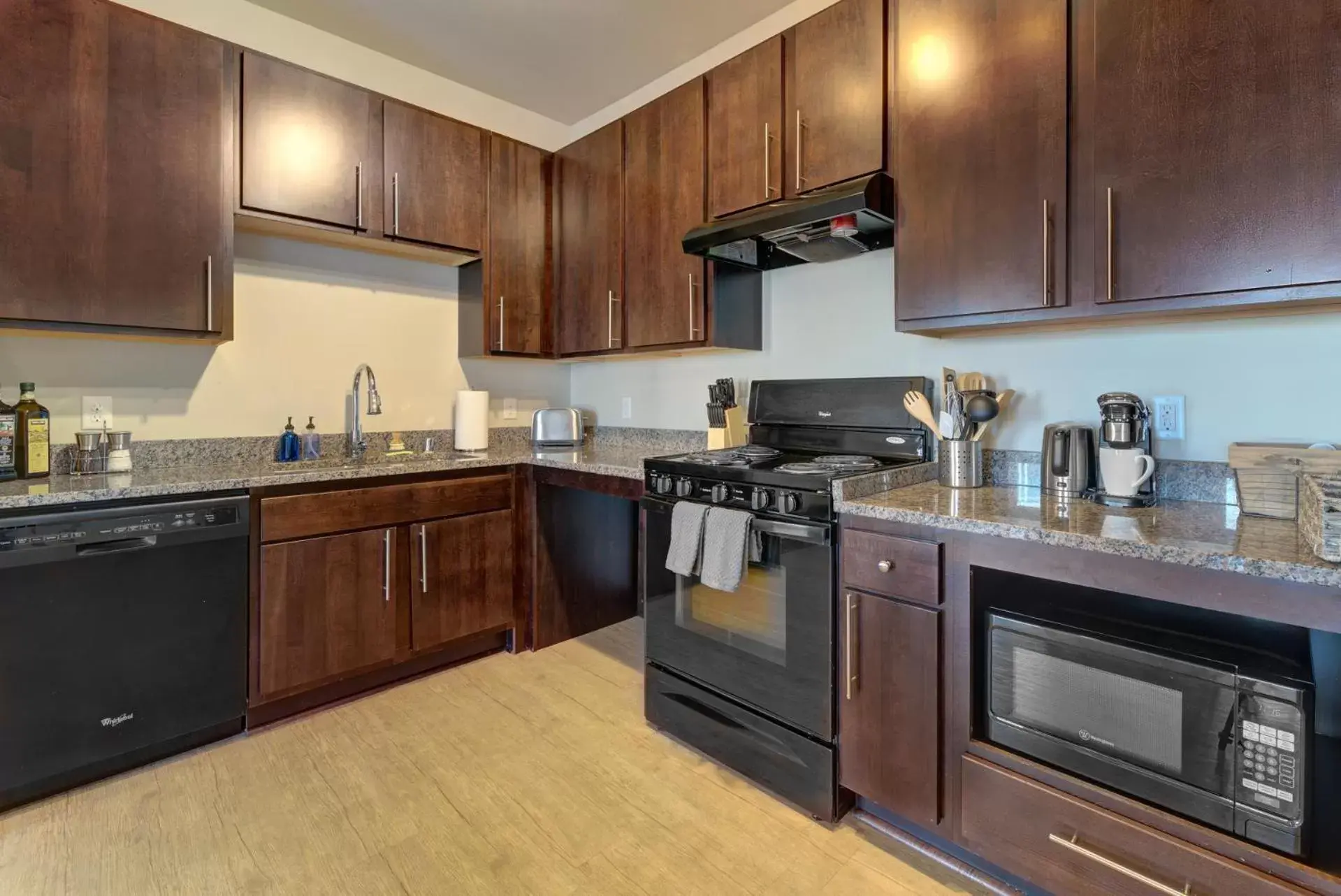 Two-Bedroom Apartment (Self Check-in with Virtual Front Desk) in Kasa Westown Milwaukee Two-Bedroom Apartment (Self Check-in with Virtual Front Desk) in Kasa Westown Milwaukee