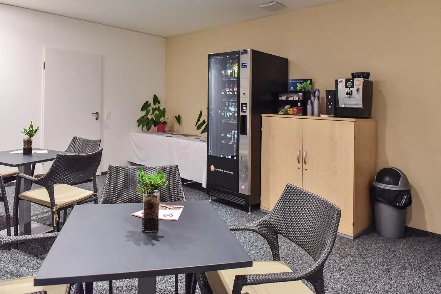 Coffee/tea facilities, Seating Area in Hotel am Kreisel: Self-Service Check-In Hotel