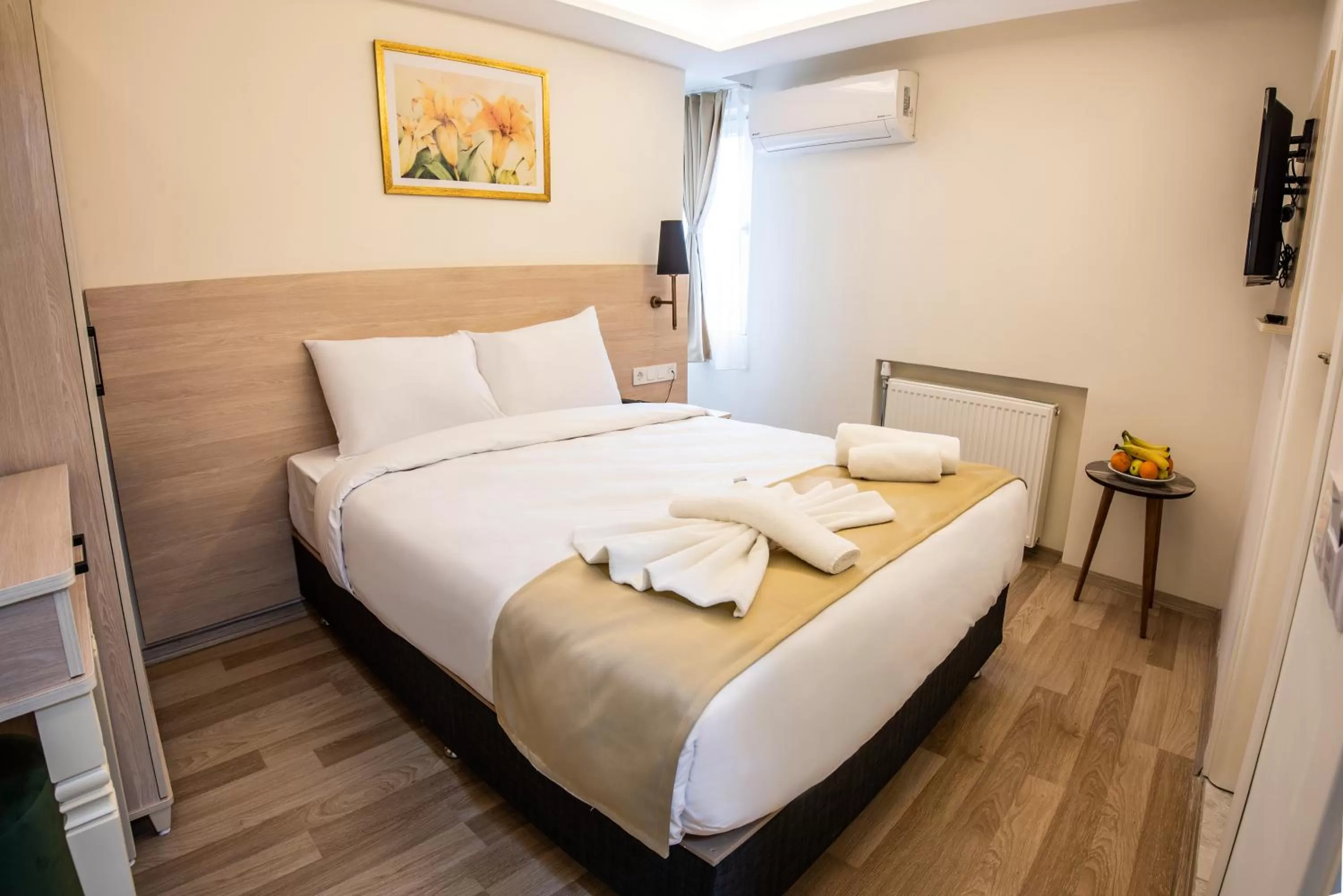 Photo of the whole room, Bed in Royal Bosphorus Hotel & SPA Hamam