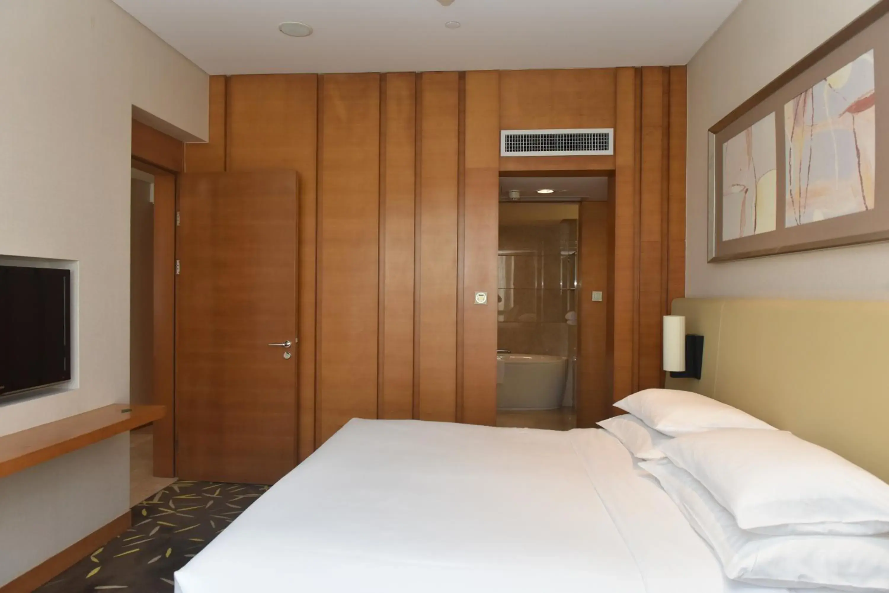 Bed in Crowne Plaza Zhongshan Wing On City, an IHG Hotel